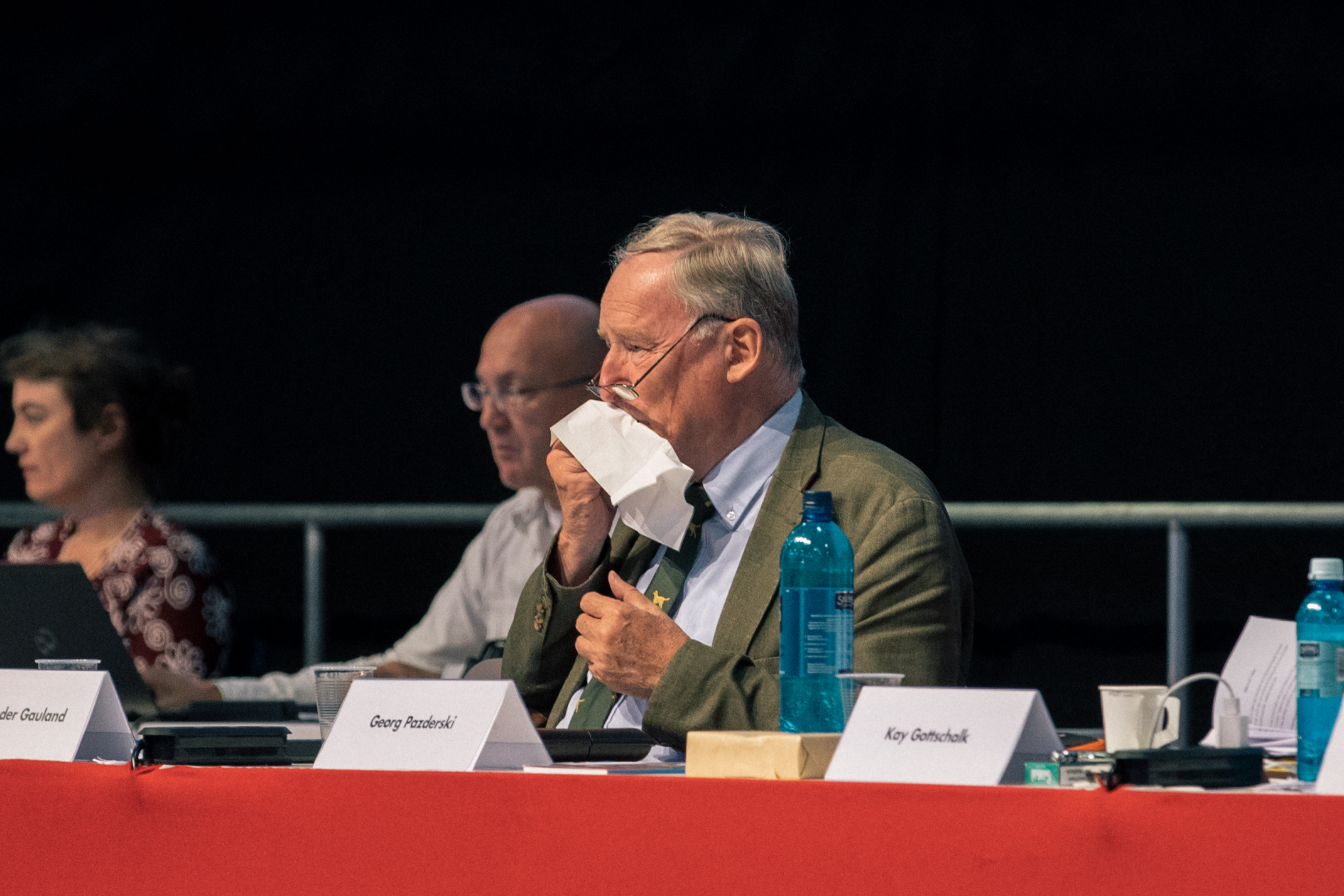 AfD-Bundessprecher Alexander Gauland schneuzt sich auf dem AfD-Parteitag in Augsburg