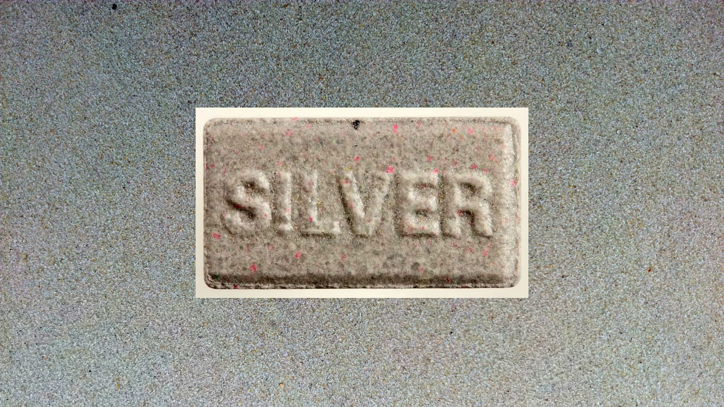 1530891676572-graue-silver