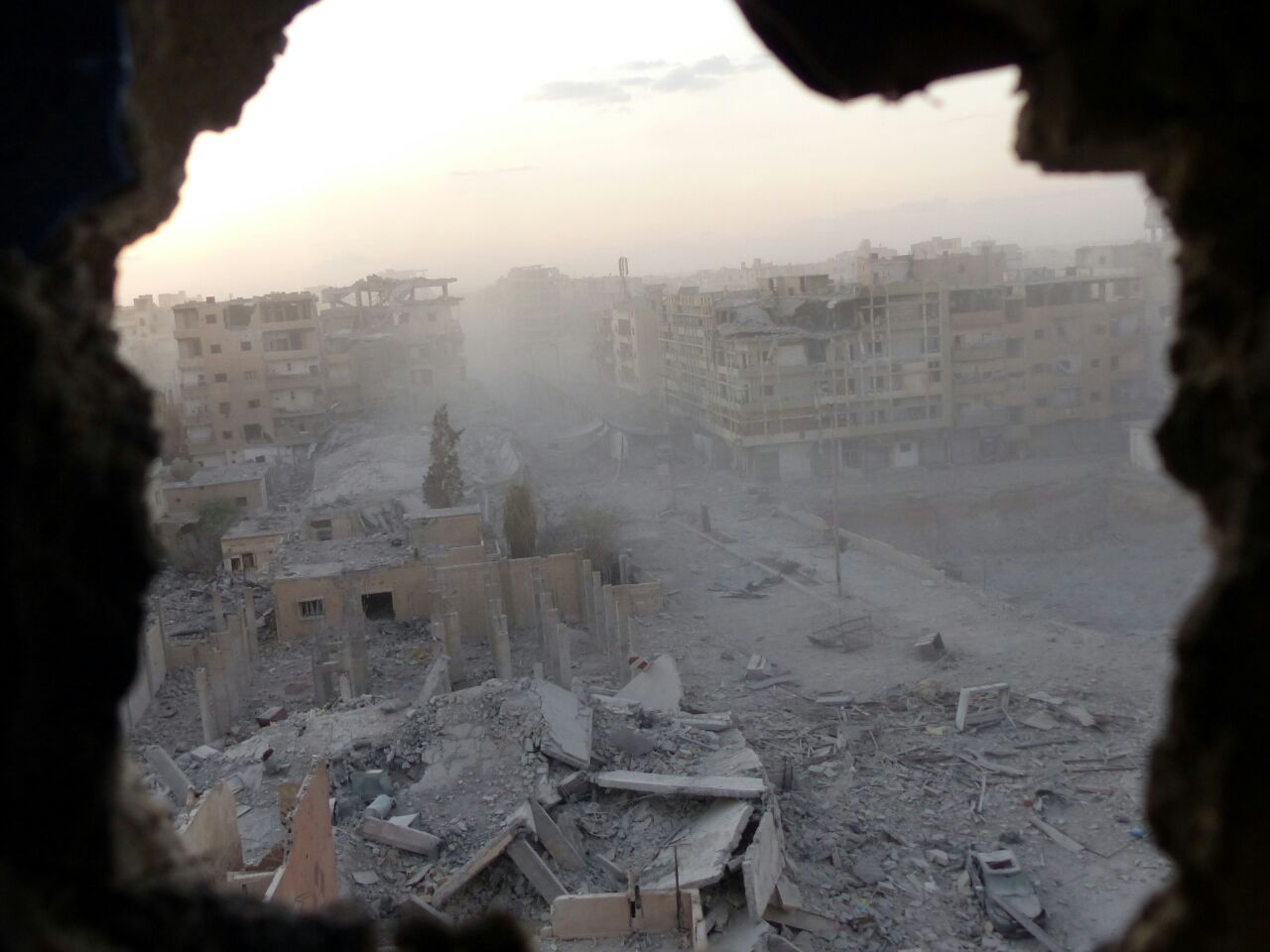 Der Blick auf das zerstörte Raqqa bei Sonnenaufgang, fotografiert vom deutschen freiwilligen YBS-Milizionär Martin Kamper