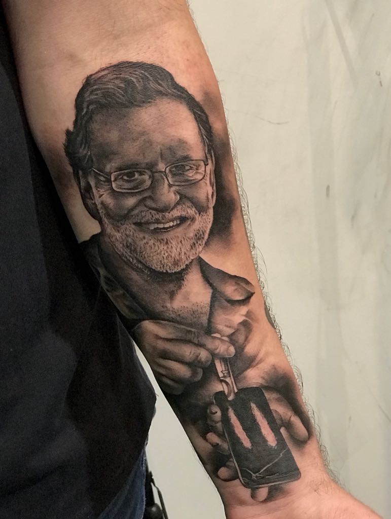 tatuaje mariano rajoy esnifando coca