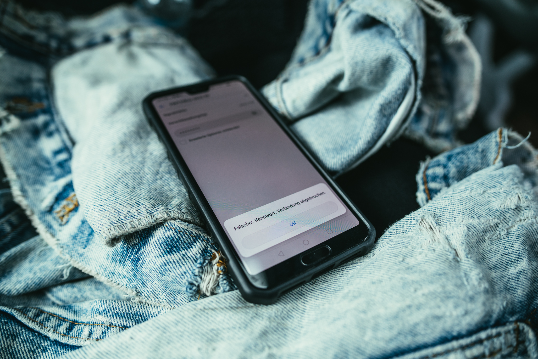 Smartphone, das eine WLAN-Fehlermeldung zeigt