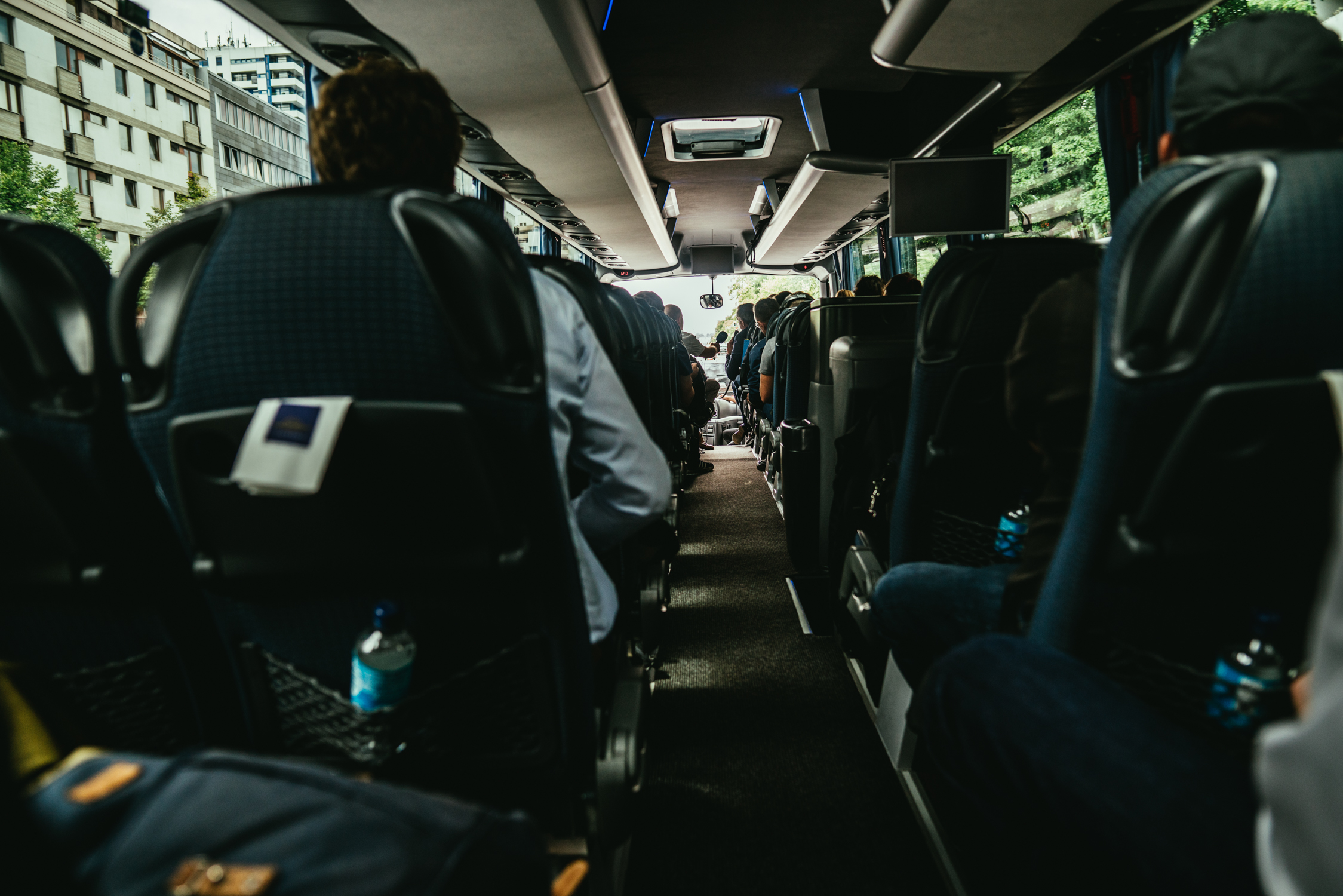 Journalisten auf der Busfahrt nach Brandenburg
