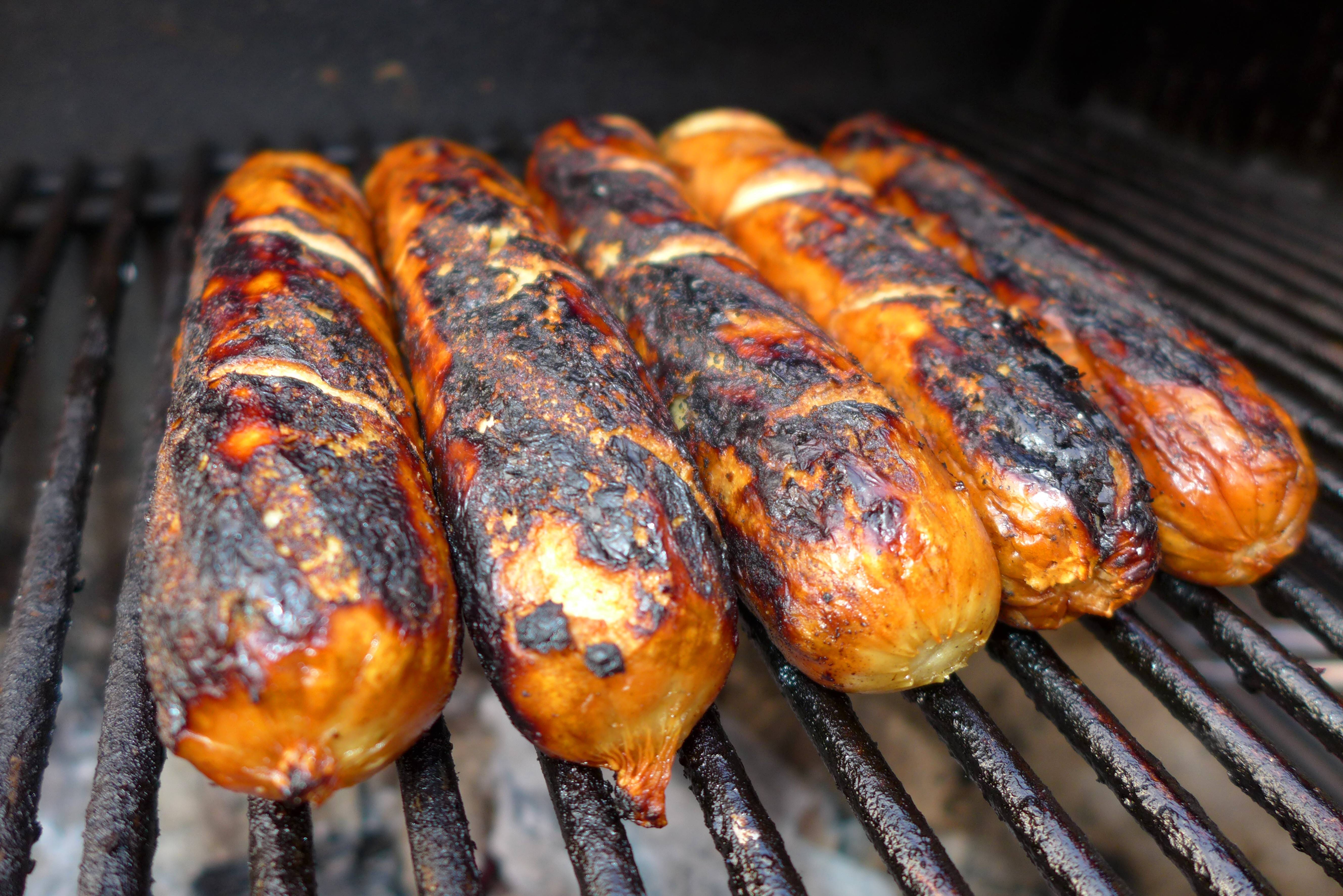 Verbrannte Grillwürste.