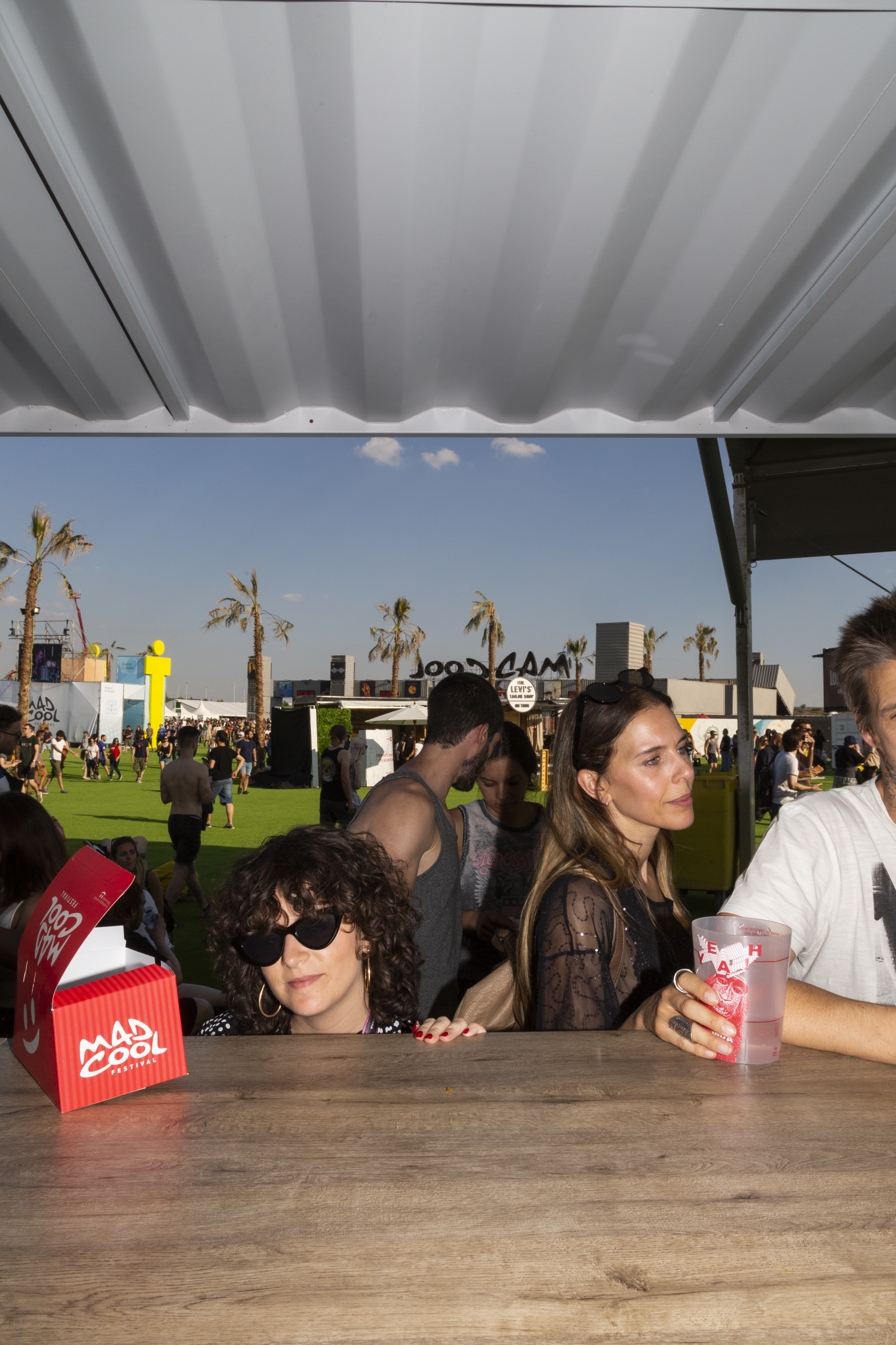 ser bajito en un festival