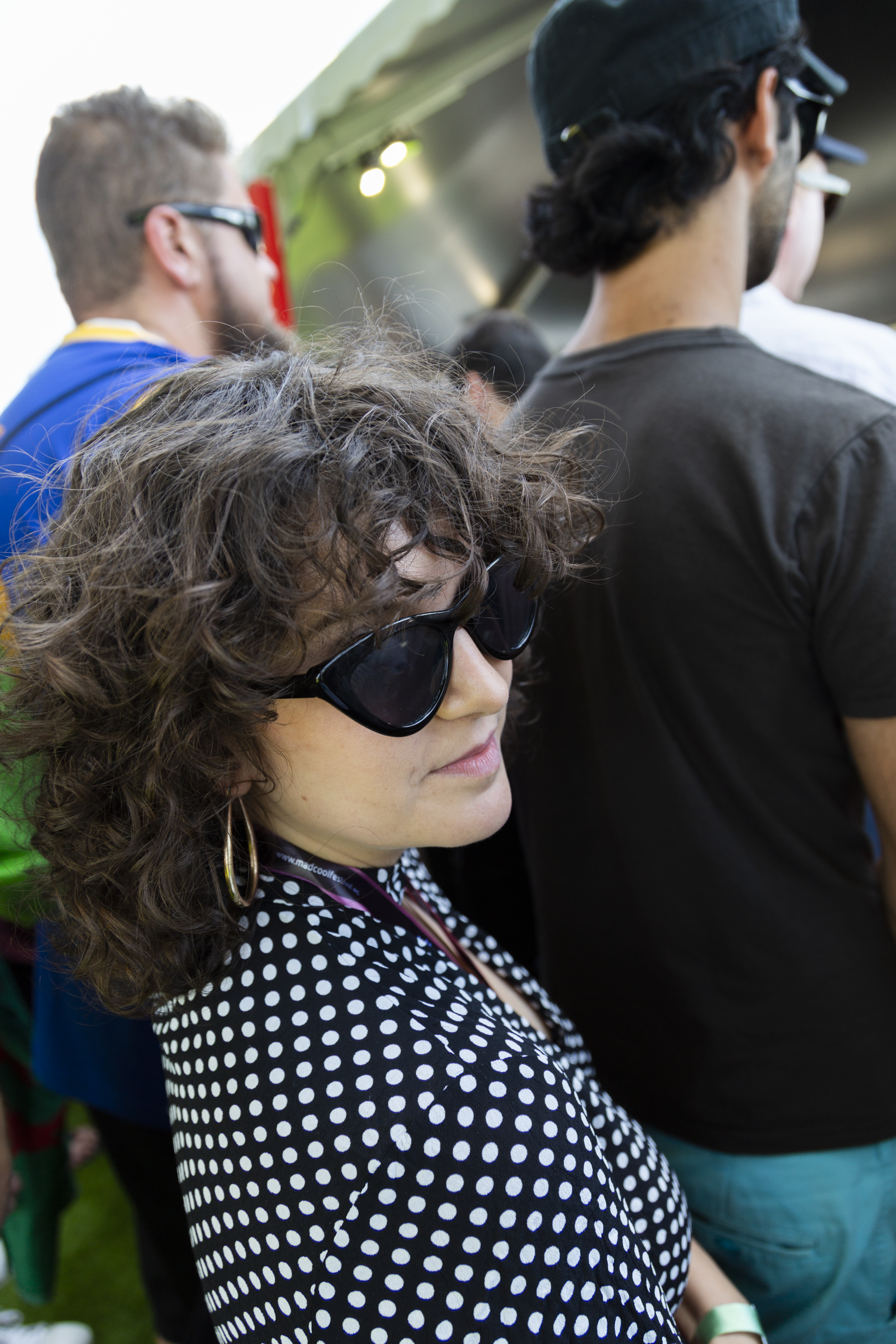 ser bajito en un festival