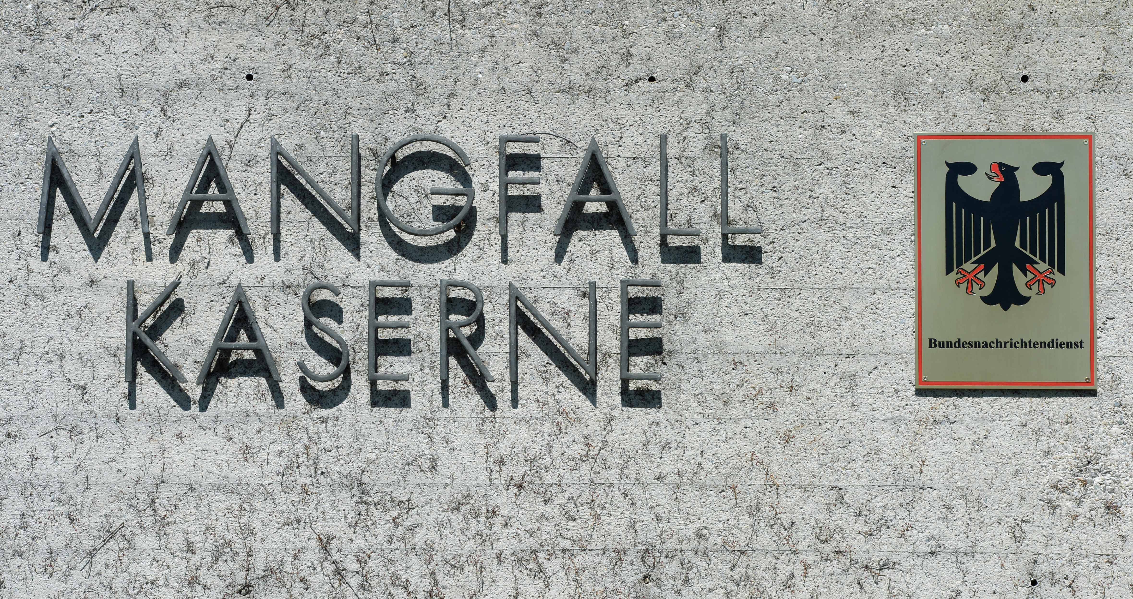Schild mit BND-Kennzeichnung an der Kaserne in Bad Aibling