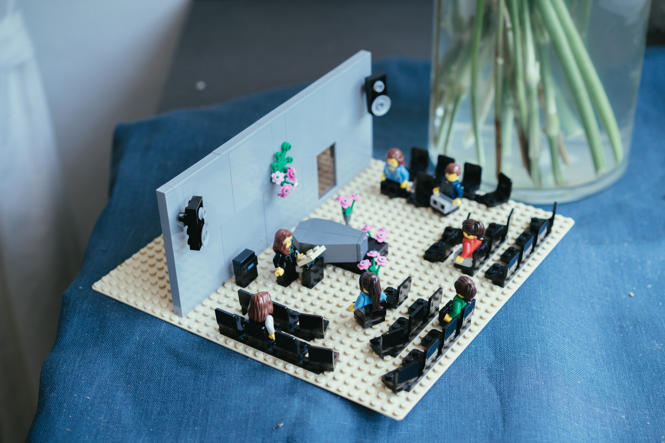 Eine Beisetzung mit Lego-Figuren nachgestellt