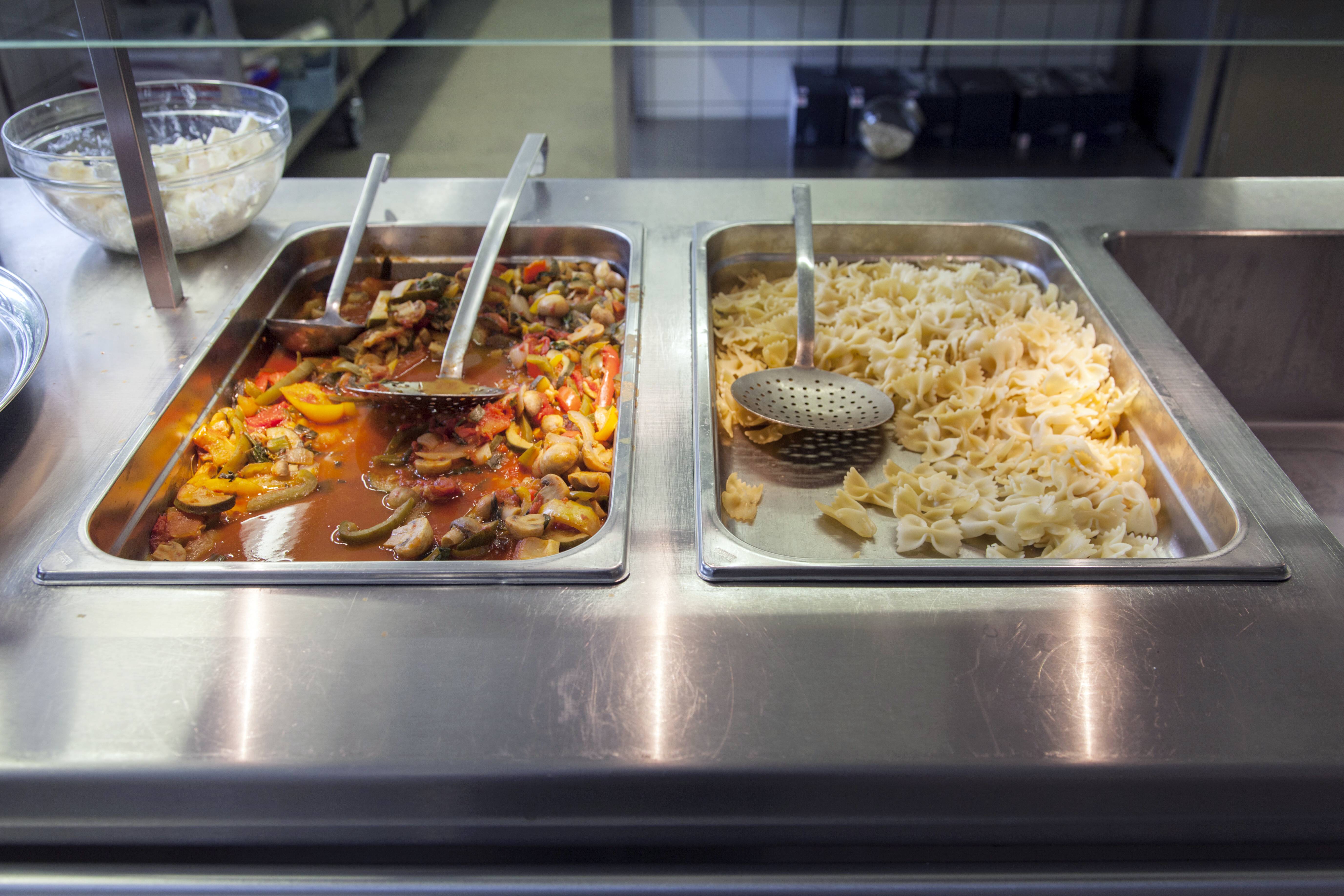 Essensbehälter in einer Kantine