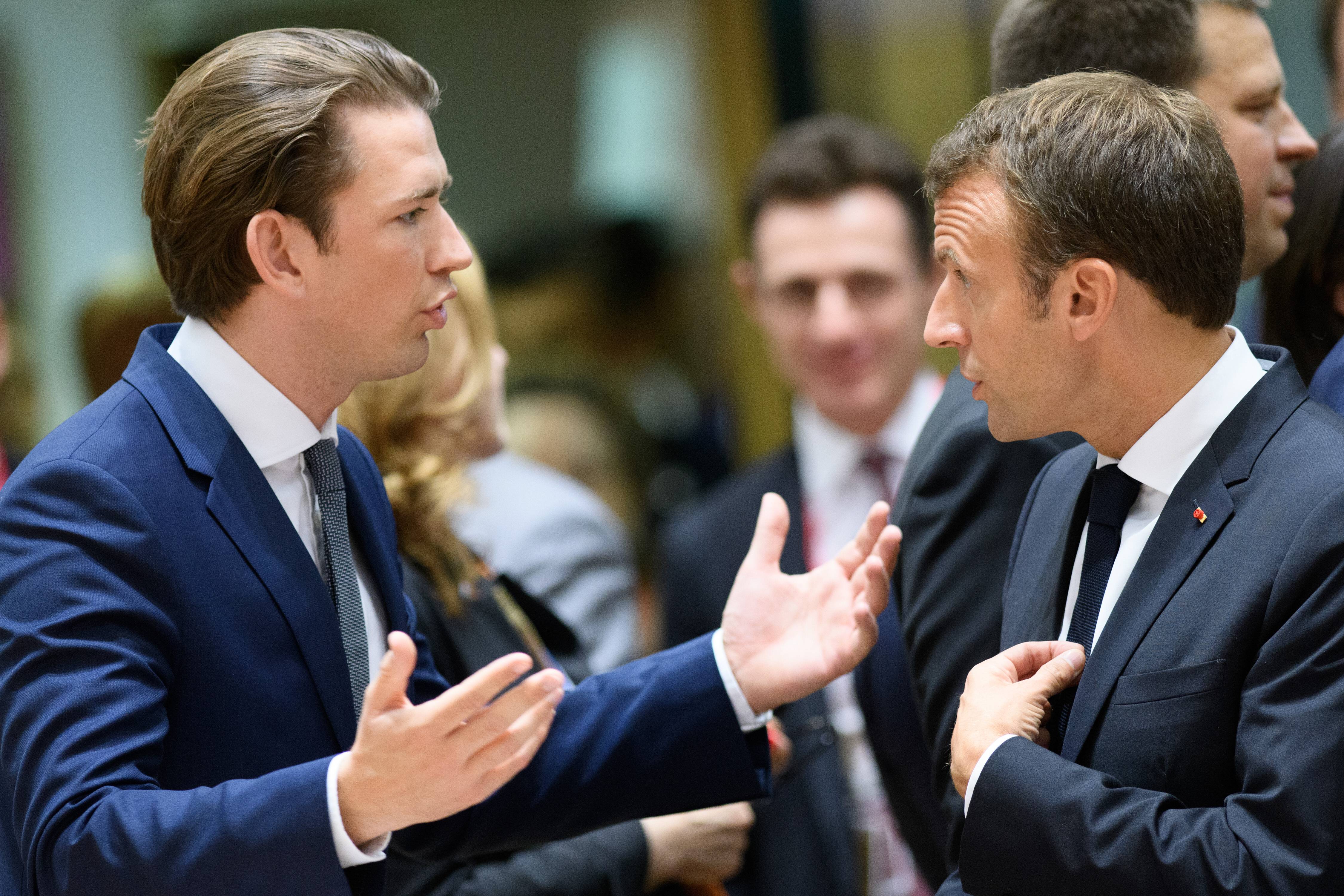 Sebastian Kurz und Emmanuel Macron diskutieren und gestikulieren.