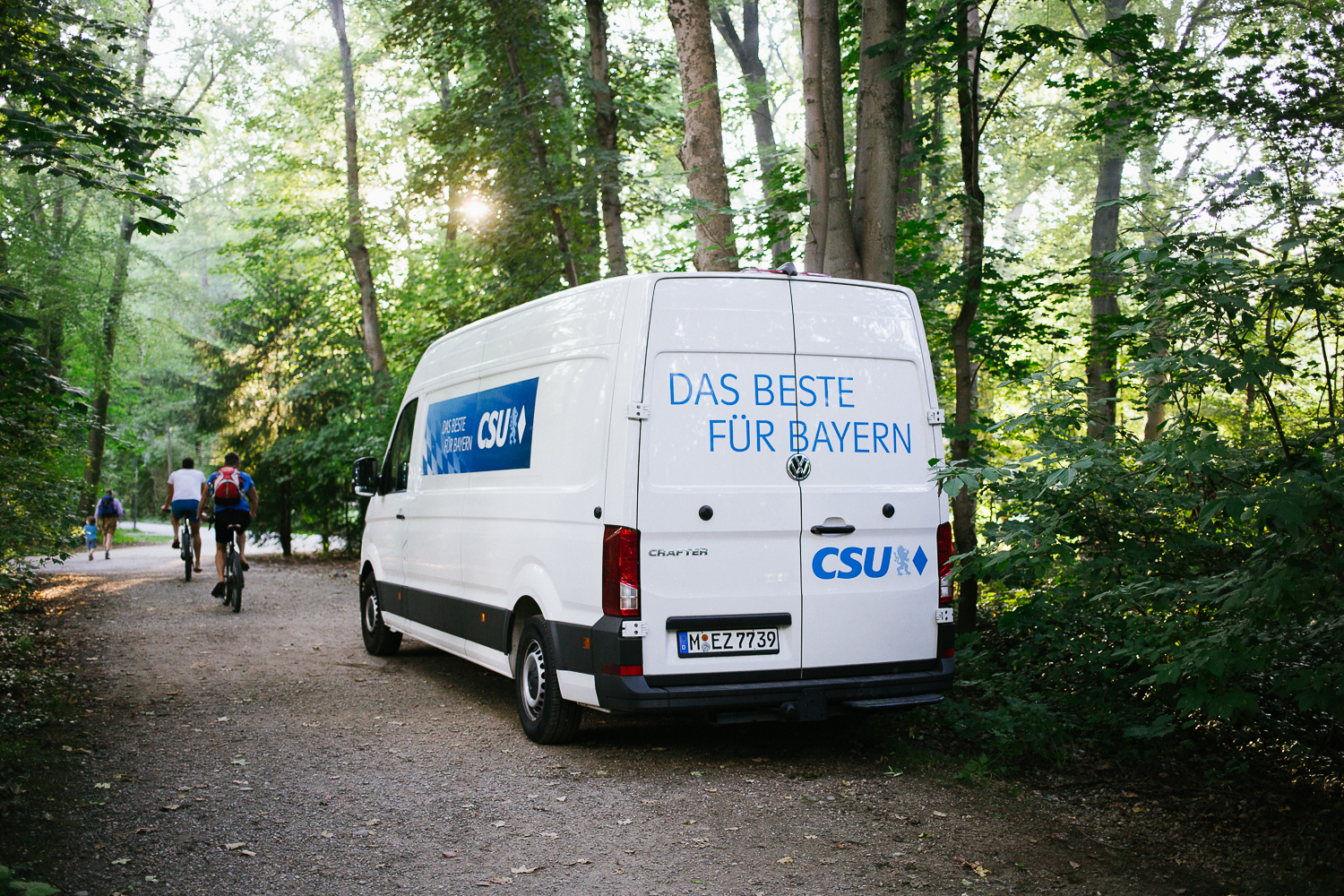 Ein weißer Transporter mit der Aufschrift: Das Beste für Bayern