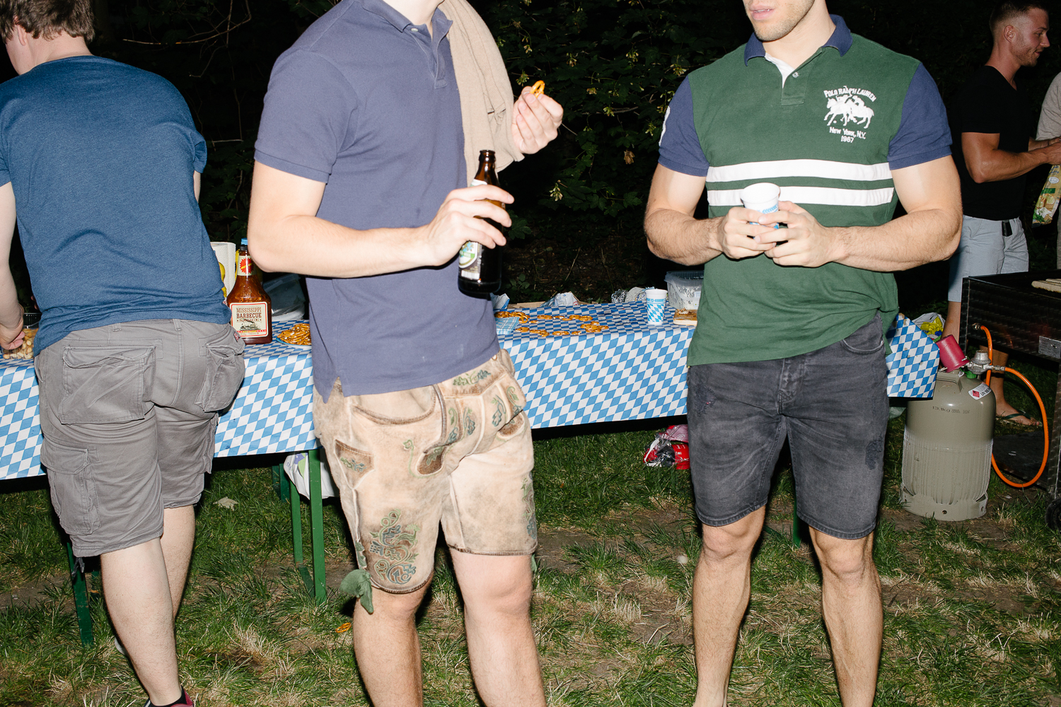Drei Mitglieder der Jungen Union, einer in Lederhose und T-Shirt