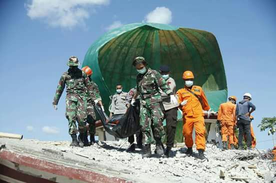 Teams Are Searching The Rubble Of Lombok By Hand In A Rush To Find Survivors