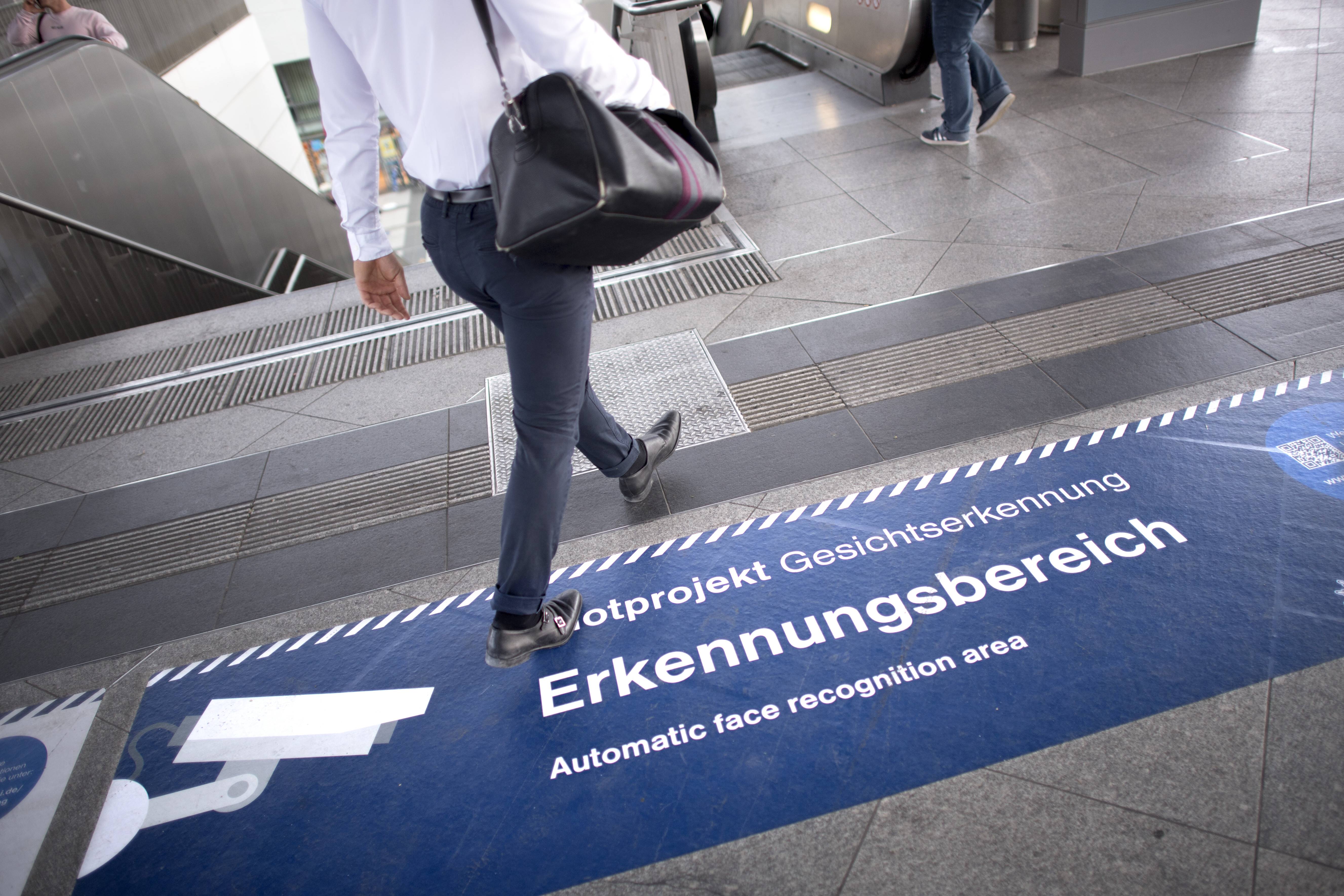 Bodenmarkierung mit Hinweis auf Gesichtserkennung am Südkreuz
