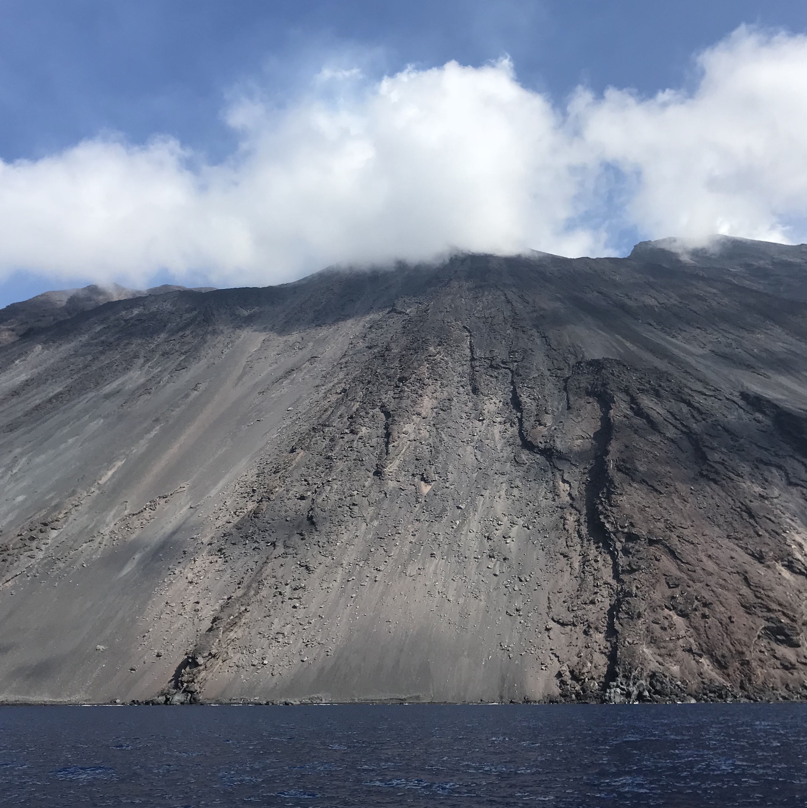 La sciara di Stromboli vista a mezzo chilometro di distanza.