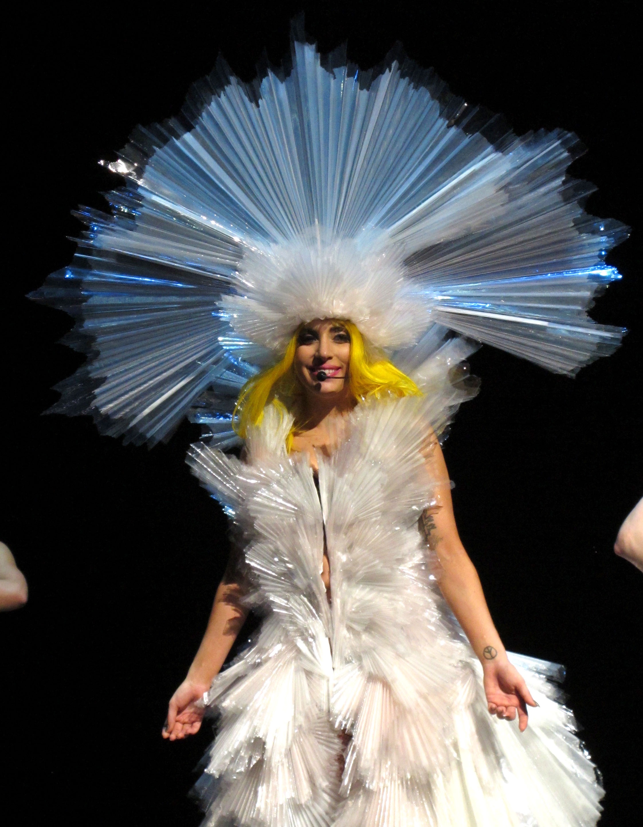 Леди гага костюмы. Леди Гага сценические образы. Леди Гага костюмы 2009. Леди Гага платья.