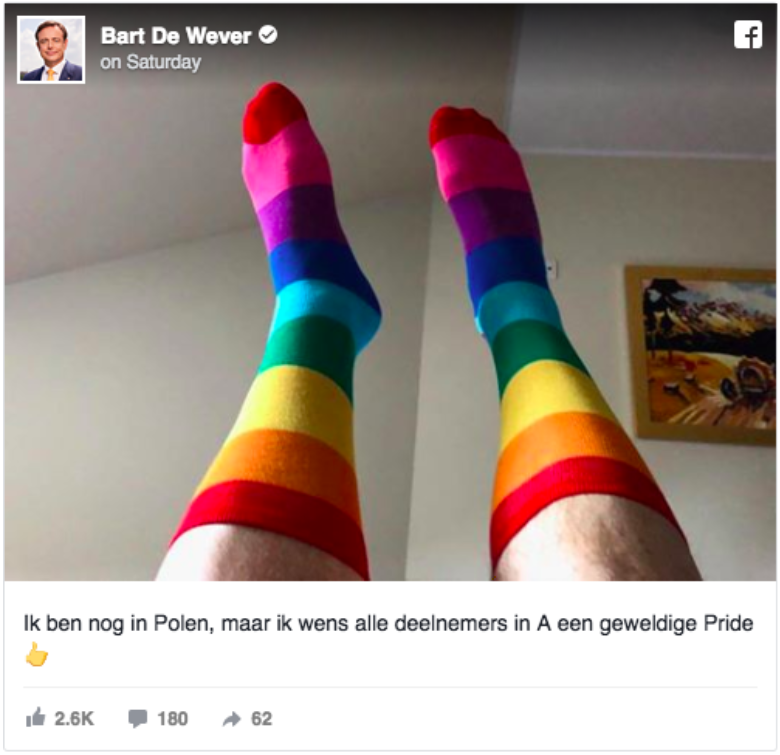 Bart-de-Wever-regenboog-sokken-antwerp-pride