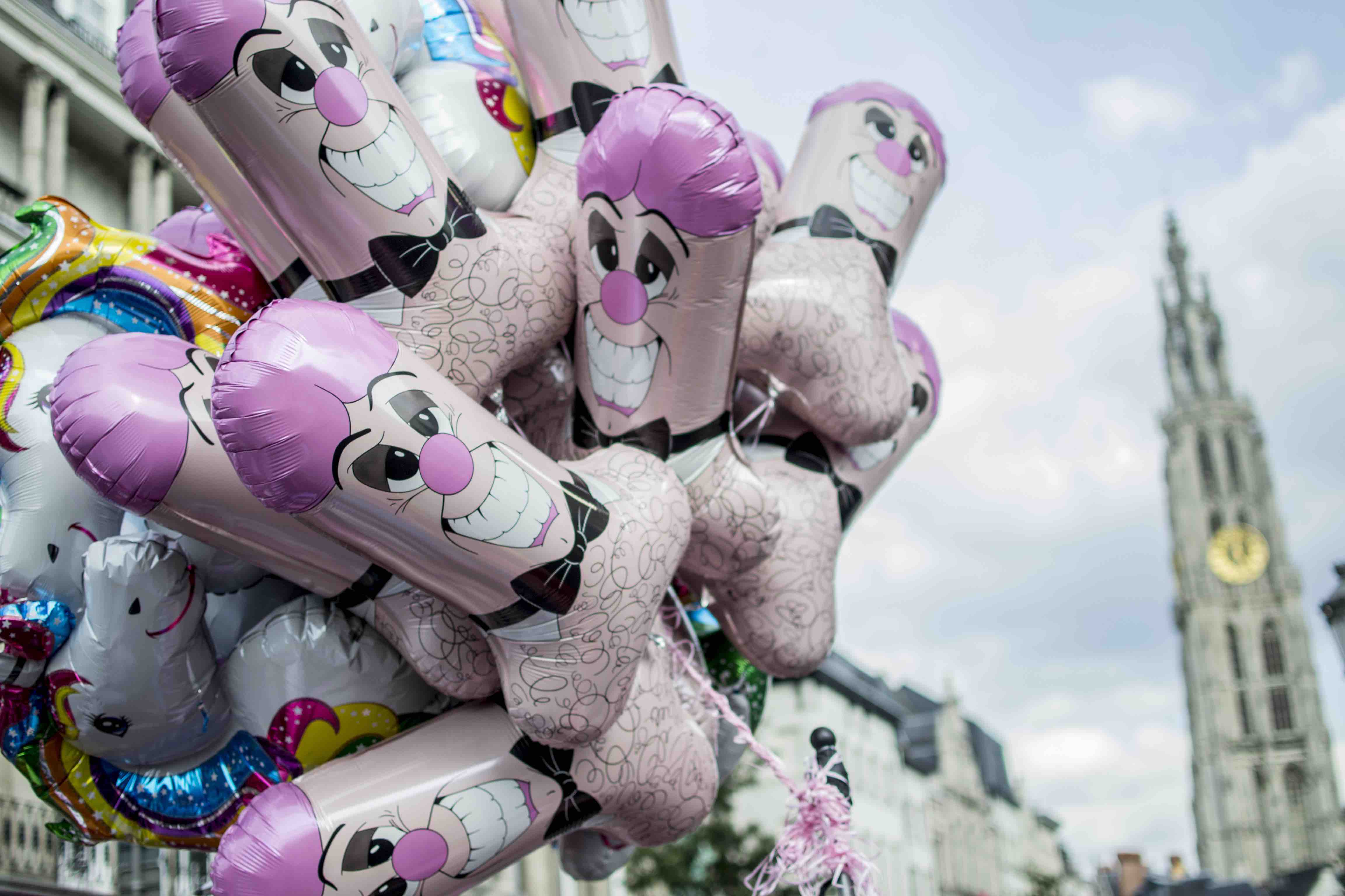 antwerp-pride-penis-ballonnen-kathedraal