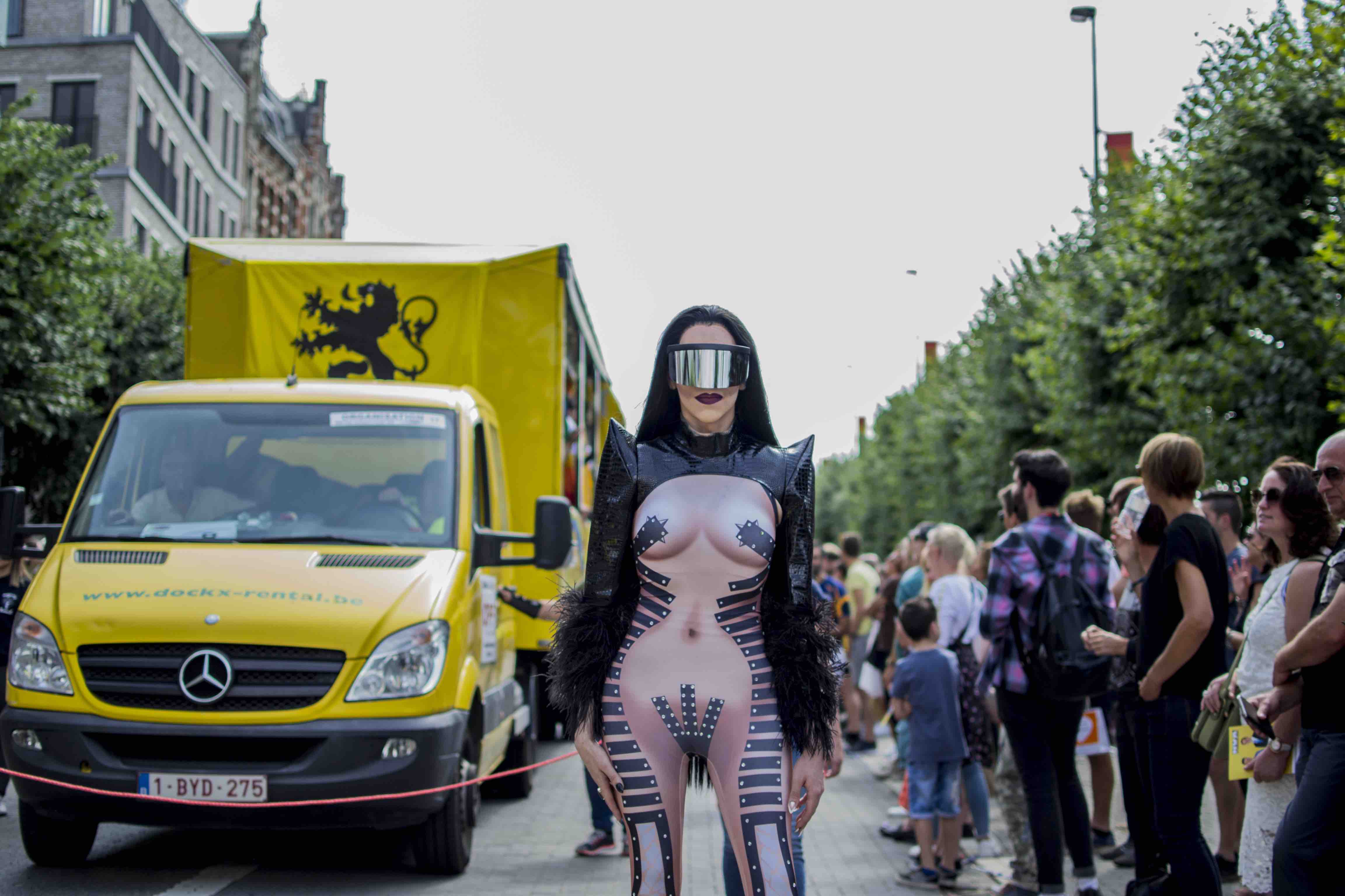 antwerp-pride-dragqueen-bezoeker-nva-wagen
