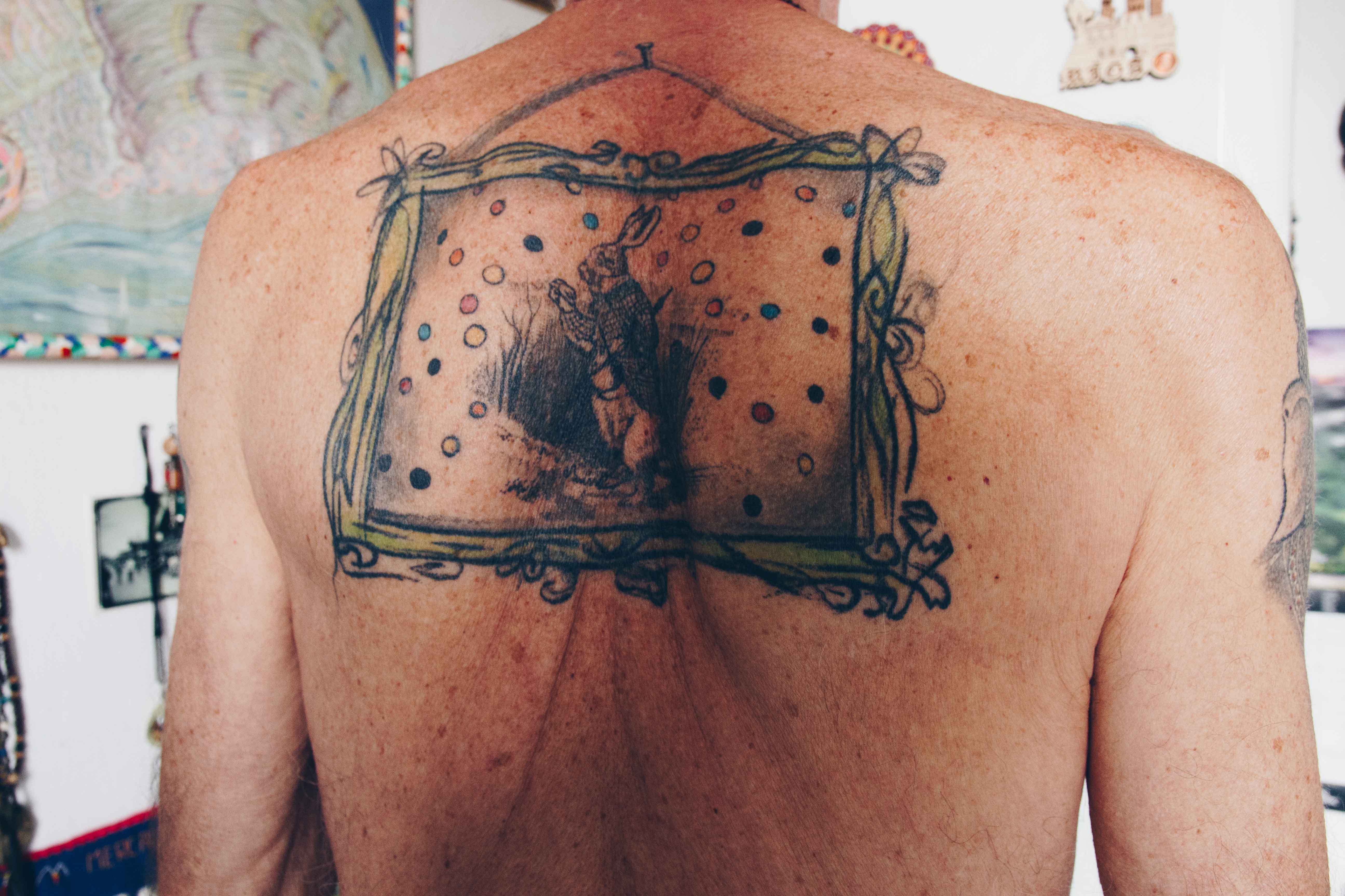 tattoo van the white rabbit op rug van opa