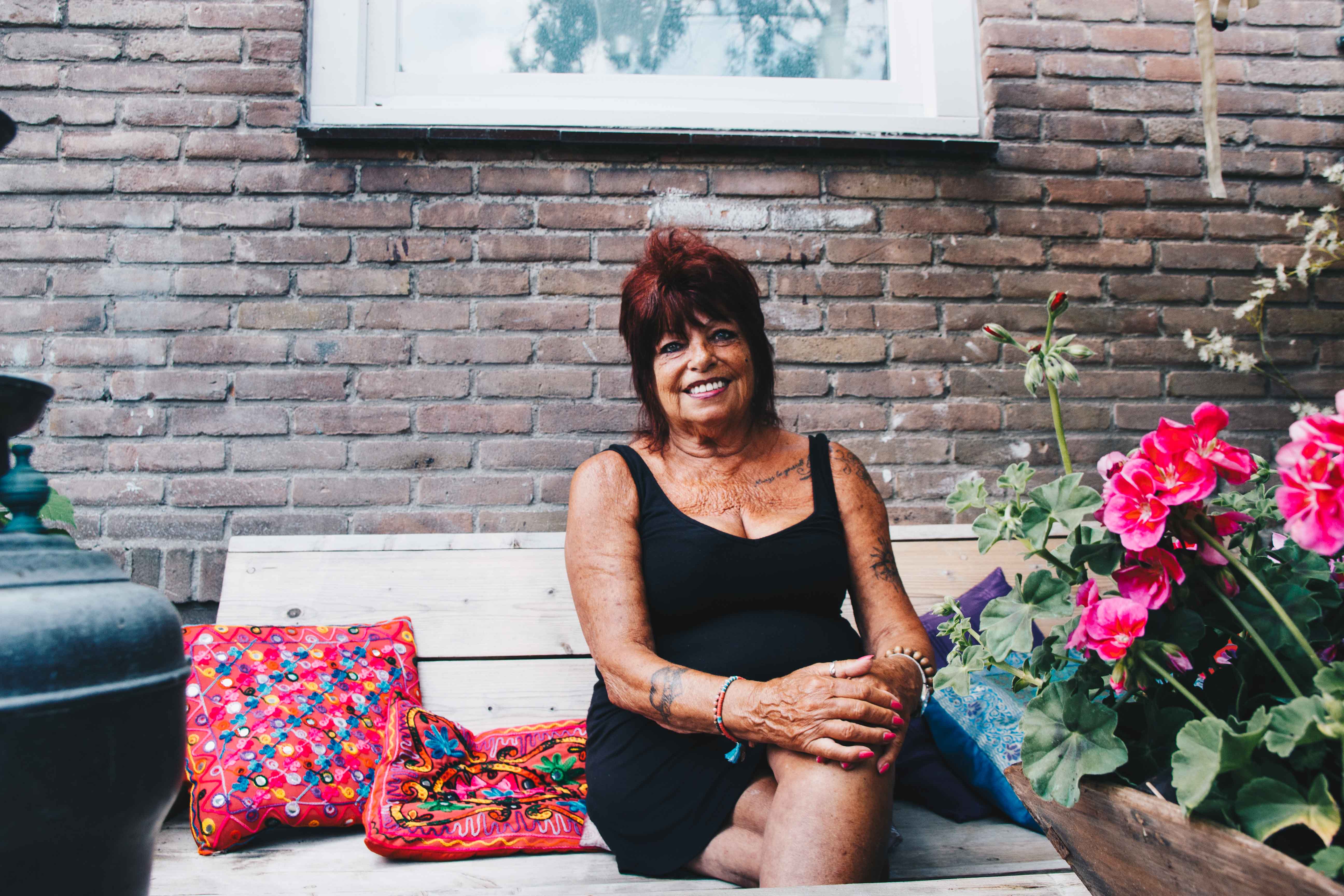 oma met tattoos