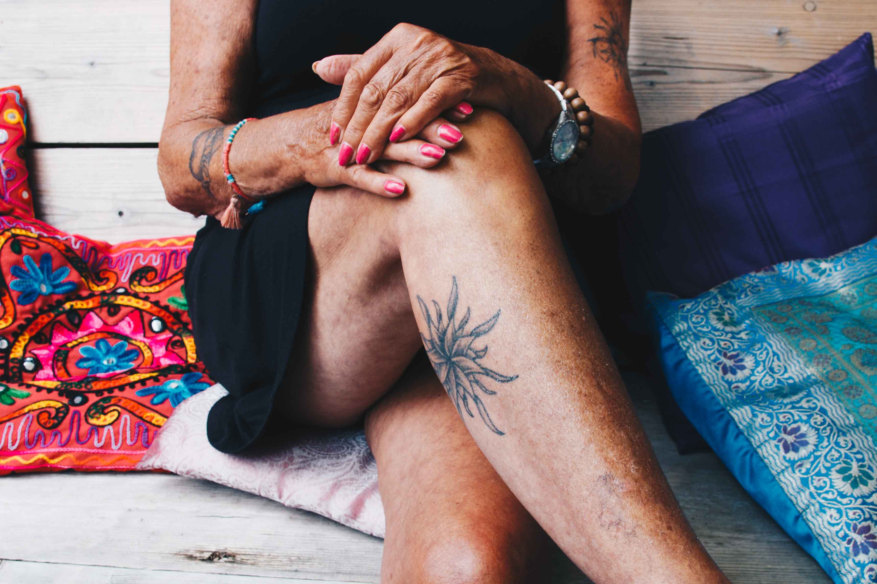 tattoos op oude vrouw