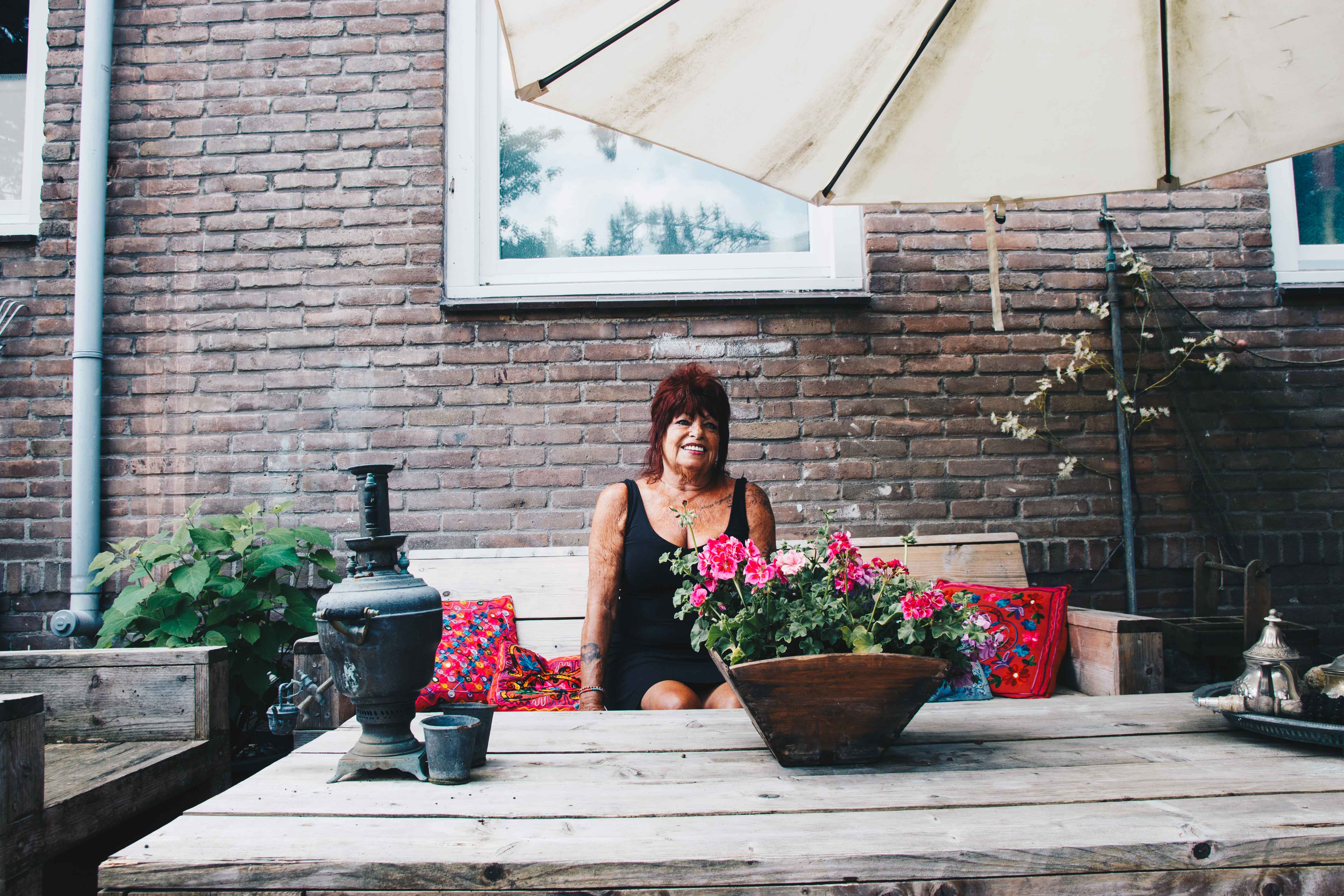 oma met tattoos