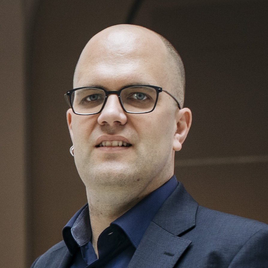 Ein Mann im Anzug und dunklen Brillengestell
