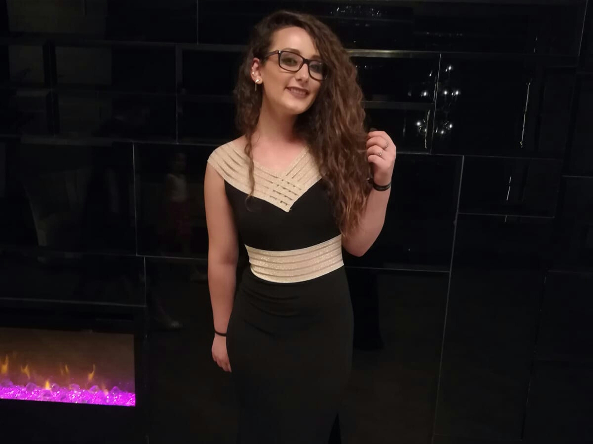 1535960505576-elena