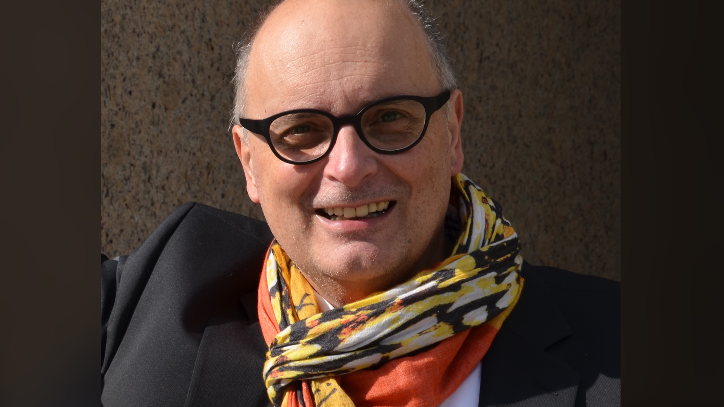 Ein Mann mit Brille und Halstuch