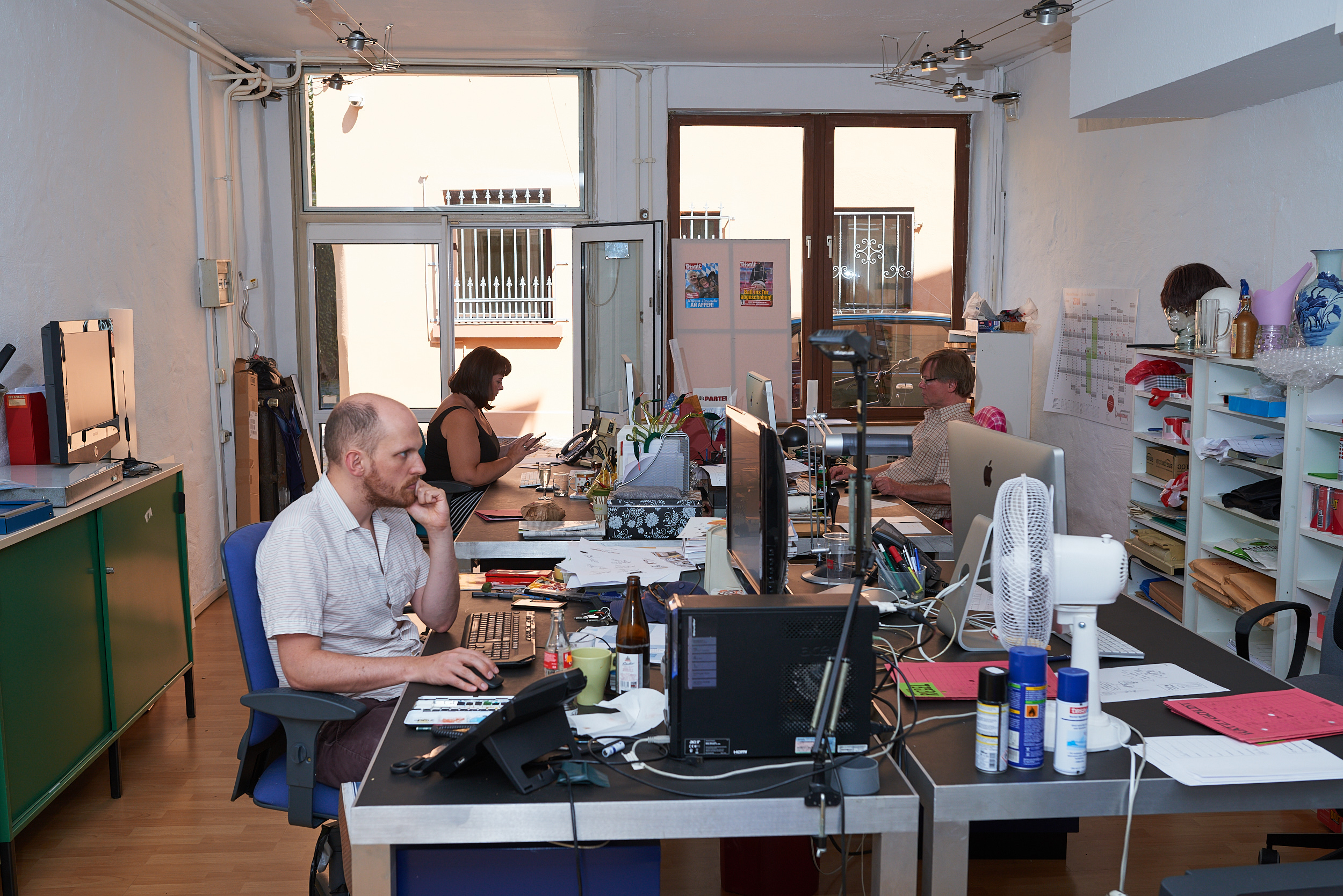 Drei Menschen blicken konzentriert auf ihre Computerbildschirme