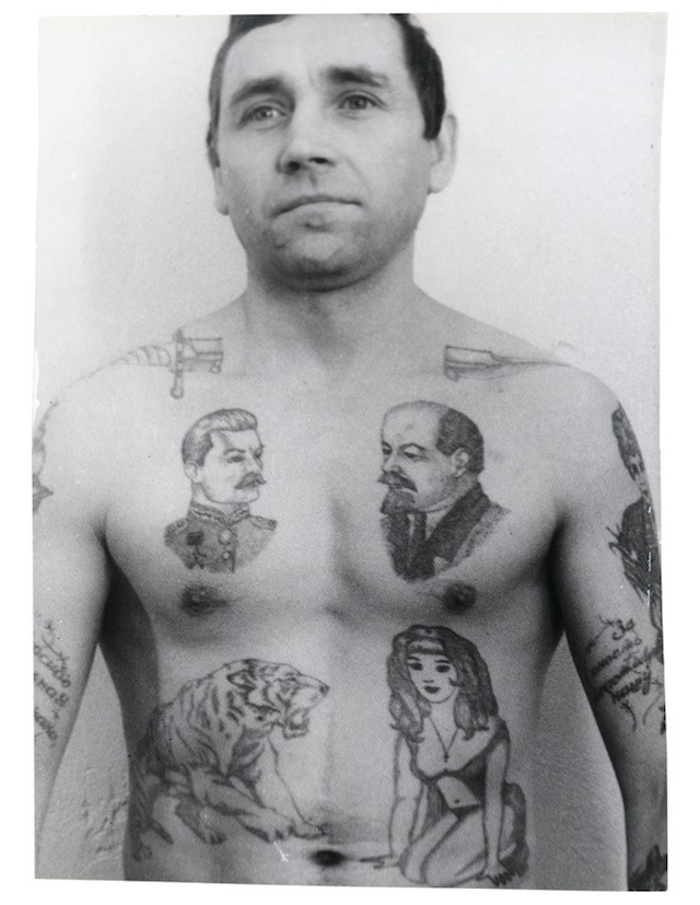 自ら刺青を彫り入れる 元警察官が撮ったソ連の囚人たちの姿