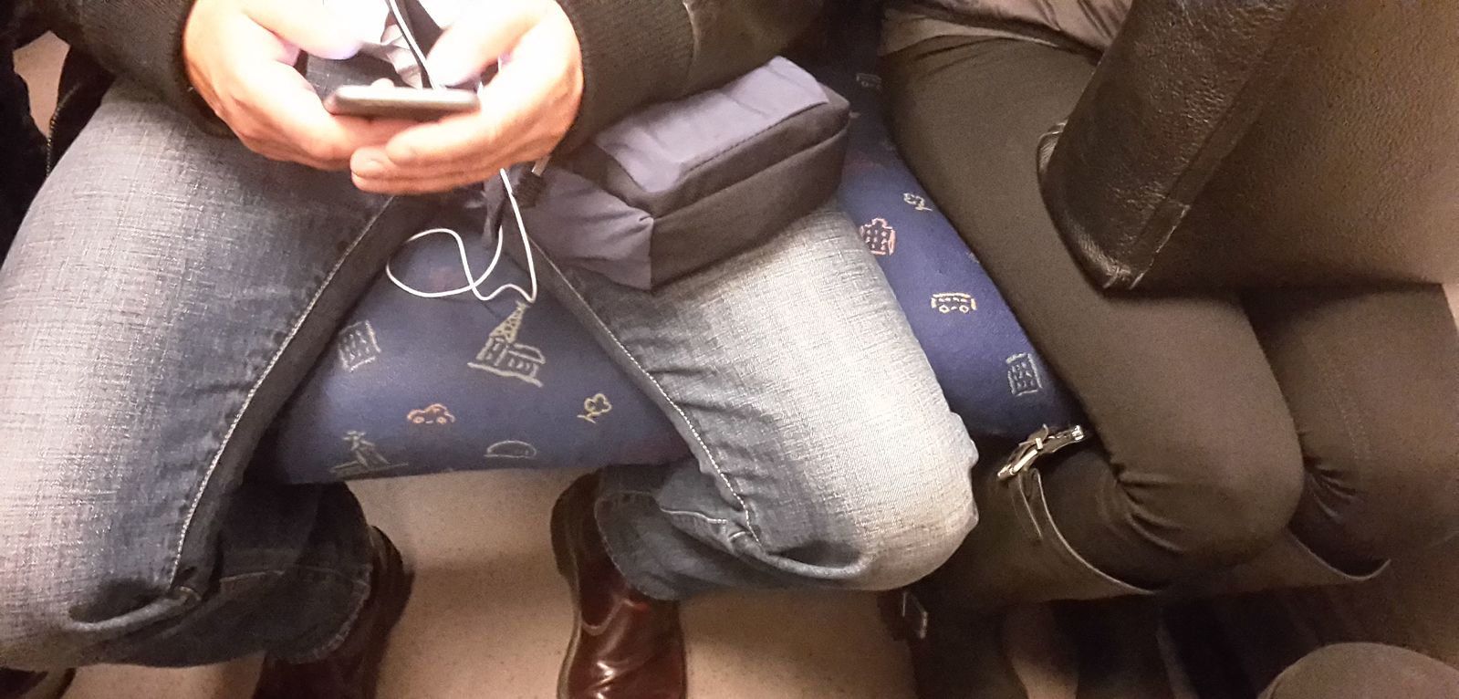 1536152082502-manspreading
