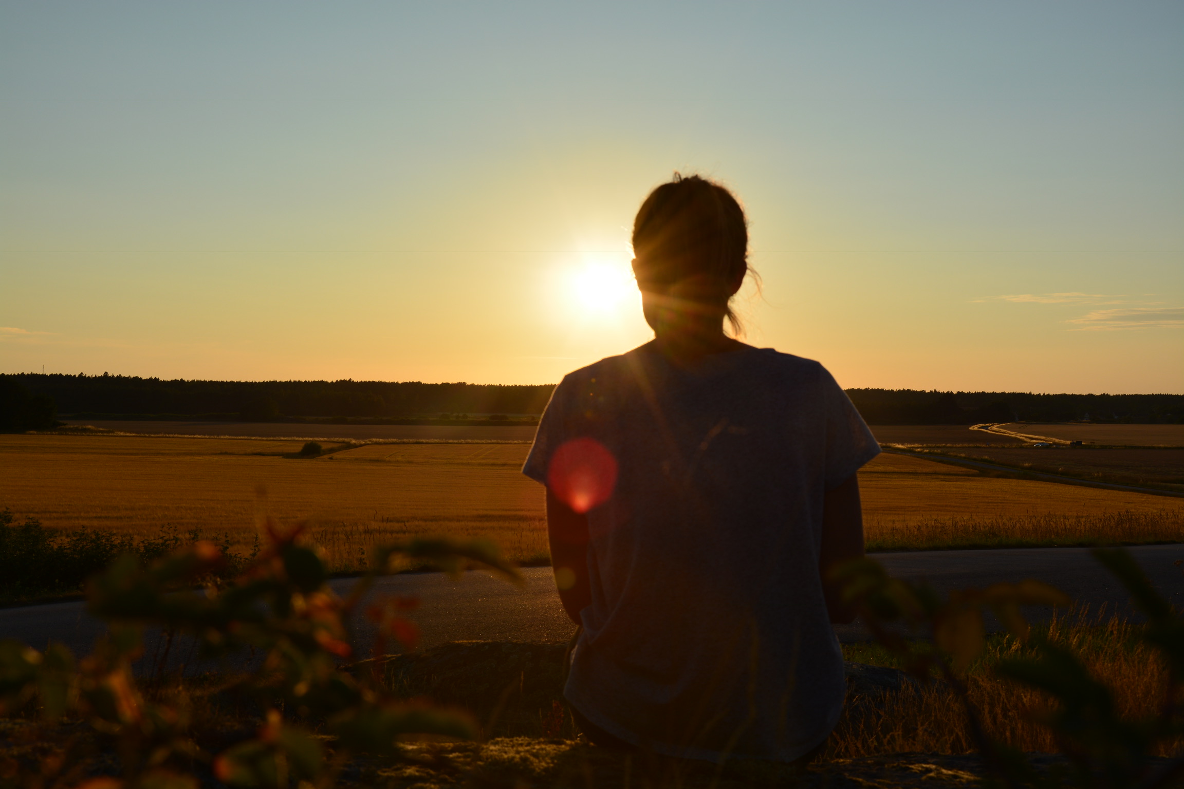 Eine Frau beobachtet einen Sonnenuntergang