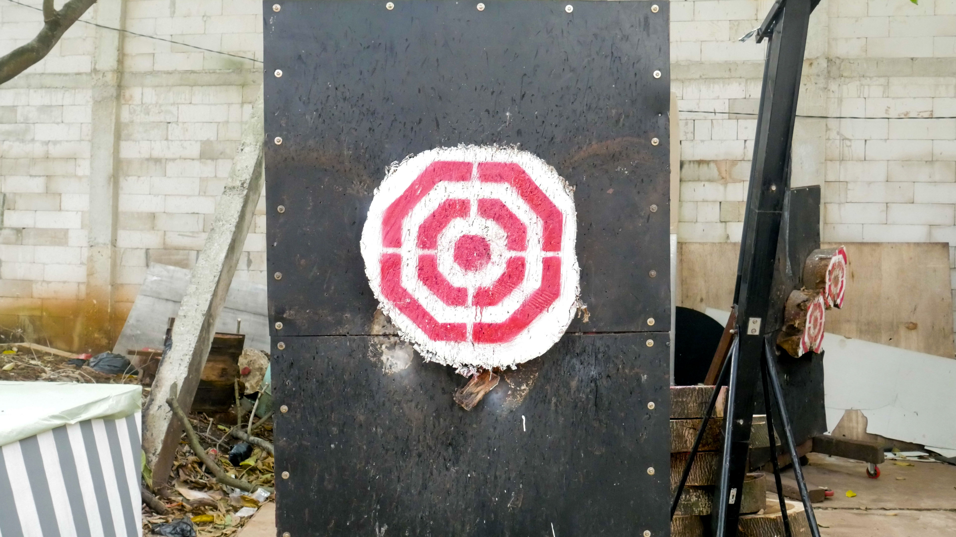 Hitting Targets Like The Knife Throwing Cop Isn T As Easy As It Seems