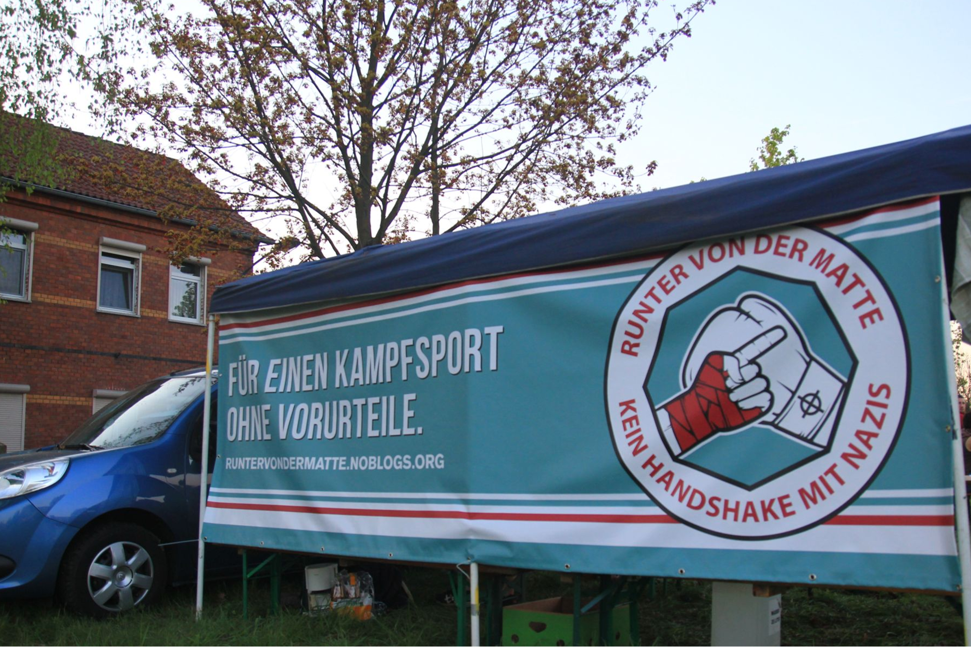 Ein Banner auf einem Hof