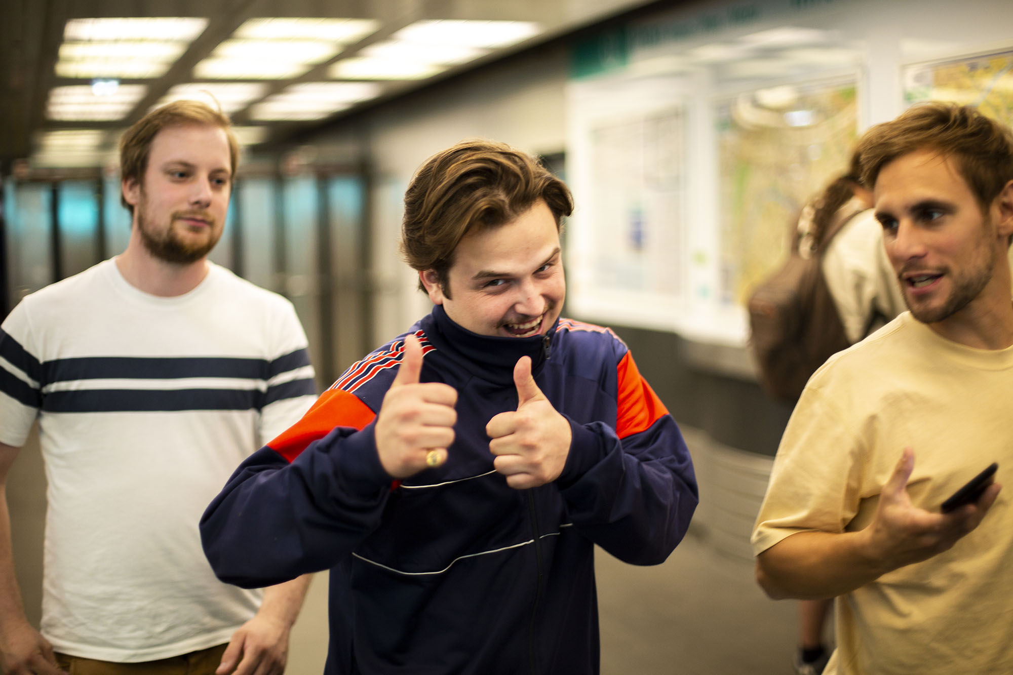 glints-metro-parijs-thumbs-up