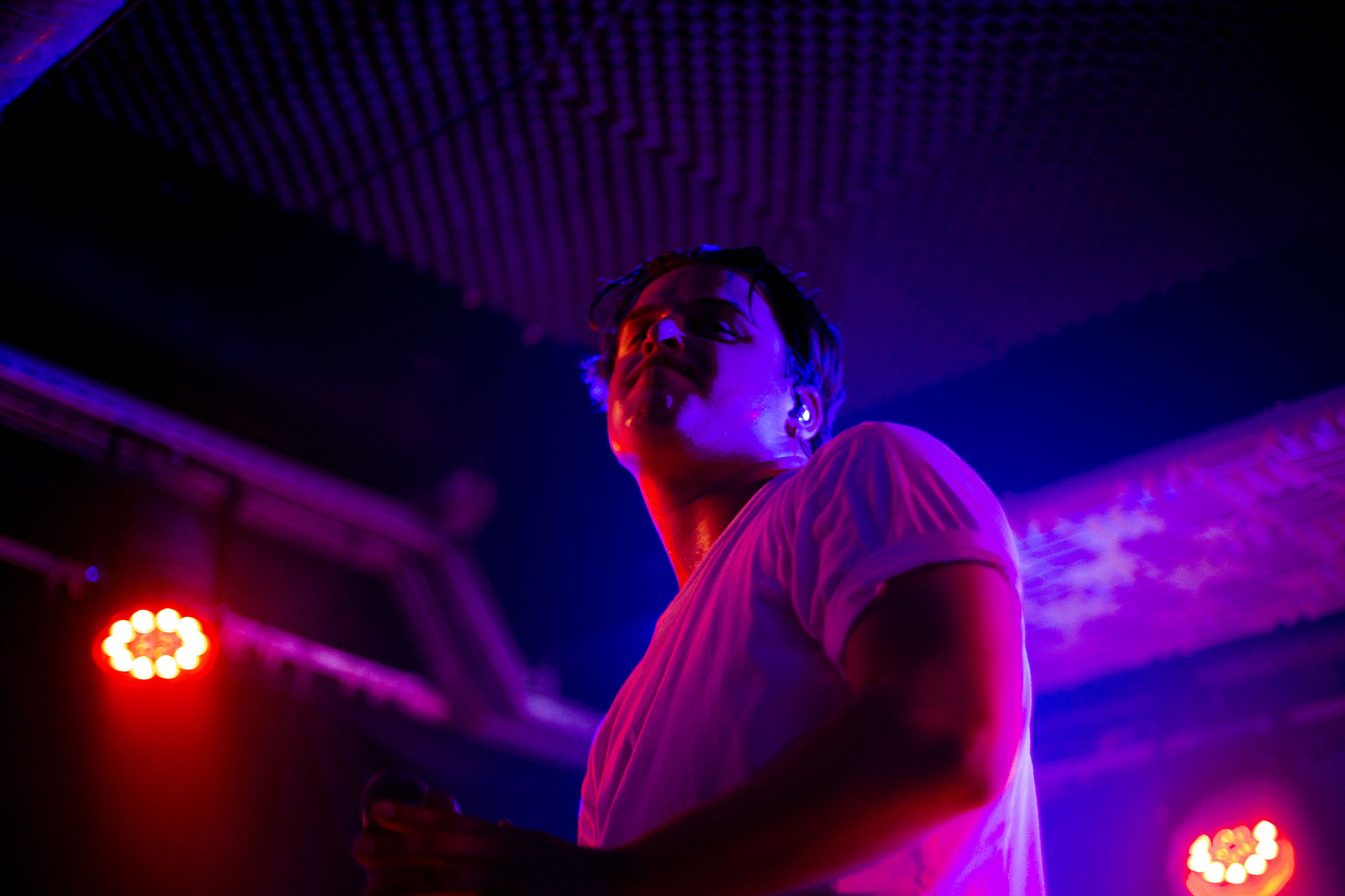 1537361153974-glints-bastille-sound-festival-optreden-concert-roze