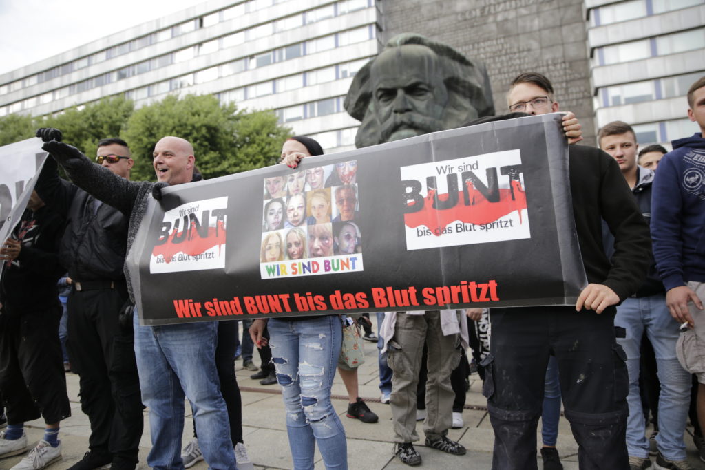 Rechtsextreme vor Karl-Marx-Statue in Chemnitz