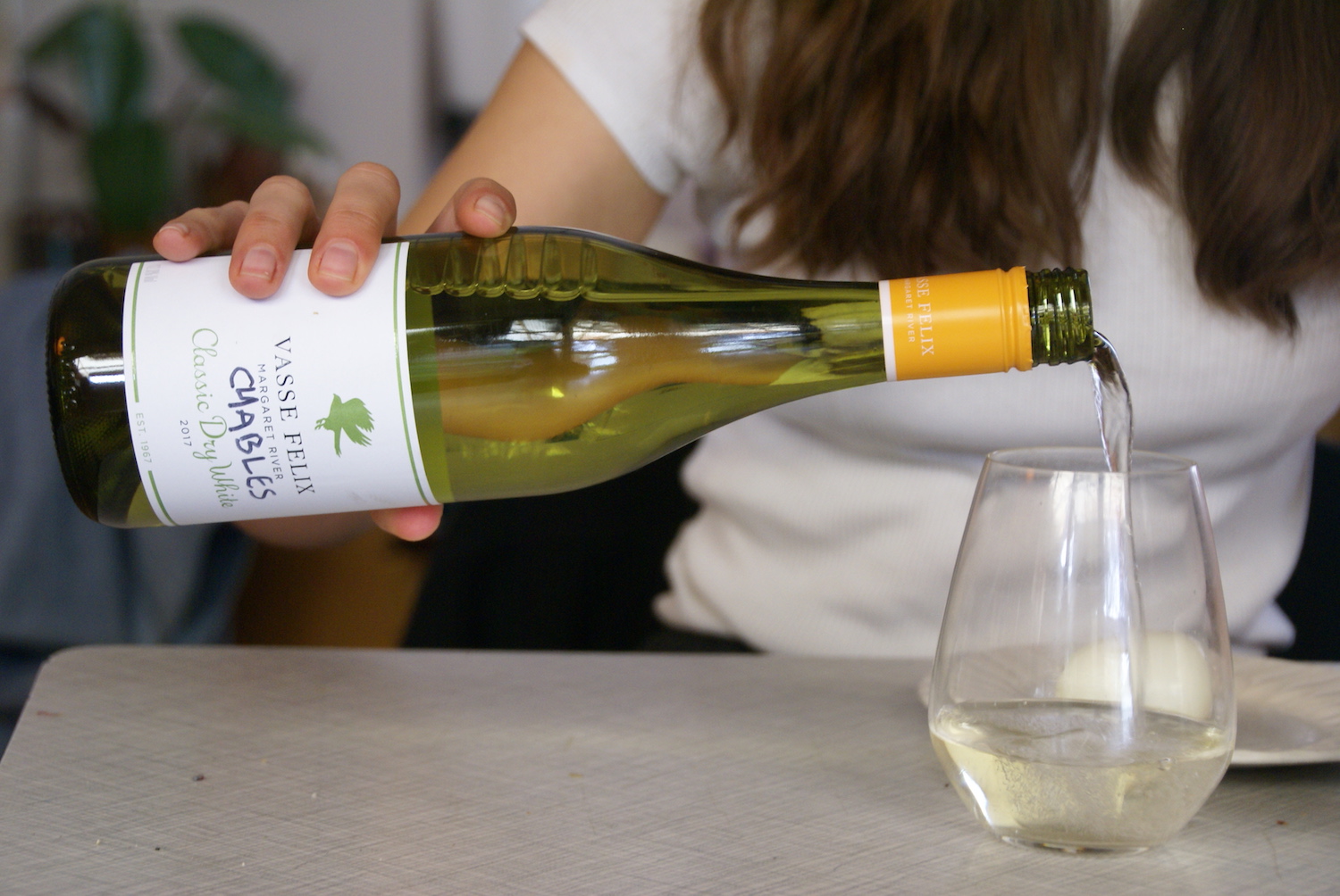 Белое вино диета. Белое вино. Вино Шабли бутылка. Вино диетическое белое. Белое сухое вино в бутылке с широким горлом.