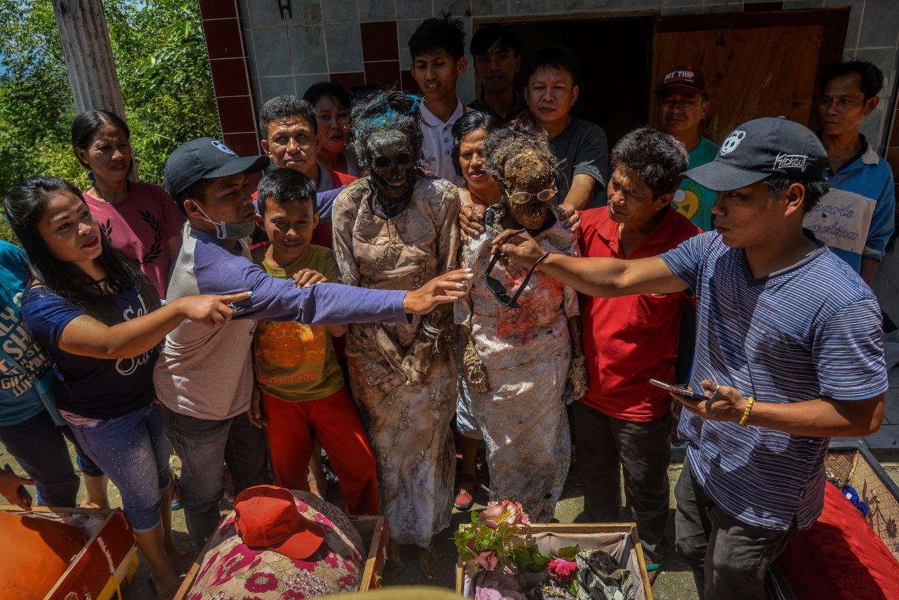 Photographing An Indonesian Ritual Where The Dead Rise Again Vice Vice