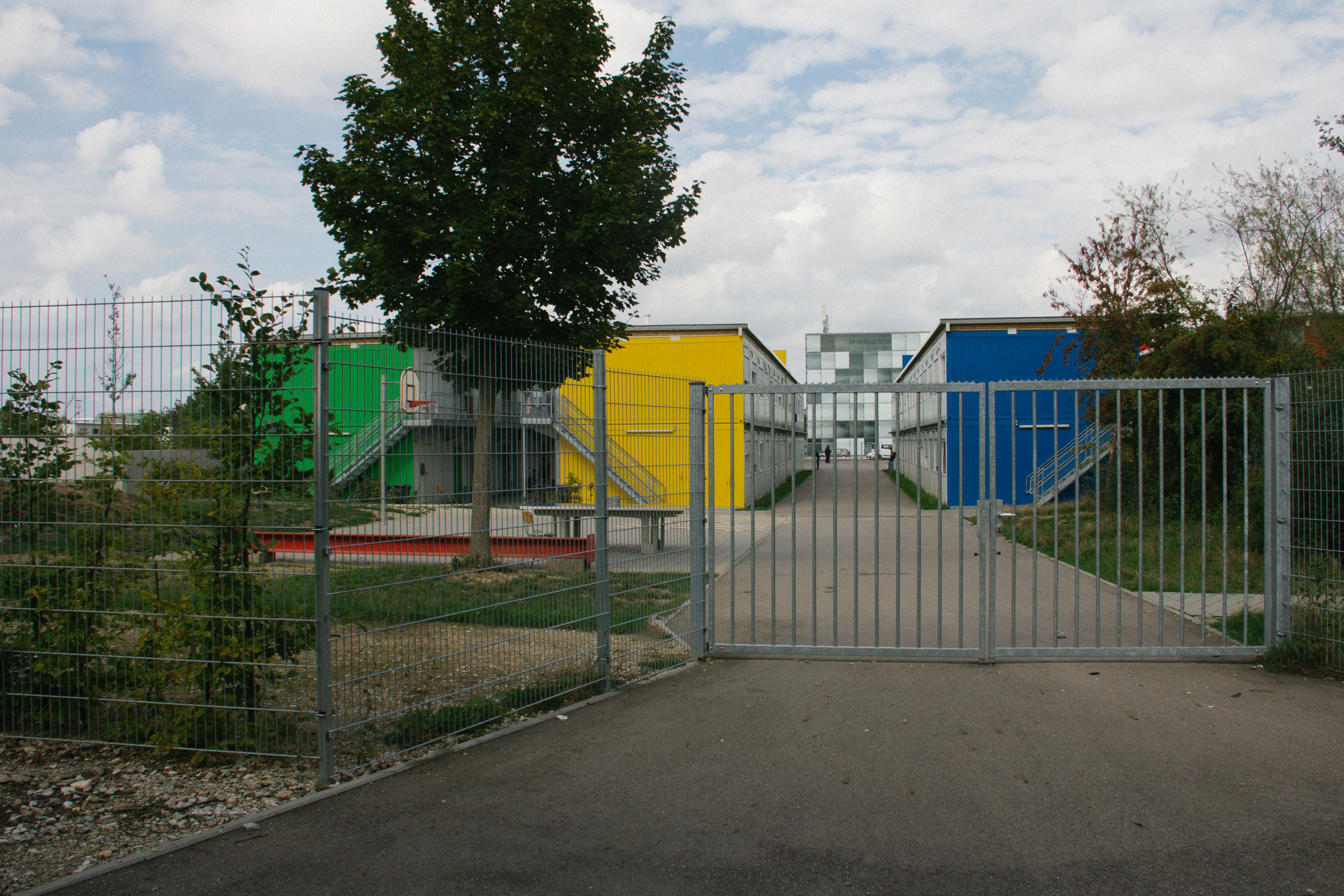Ein eingezäuntes Containerdorf im Industriegebiet