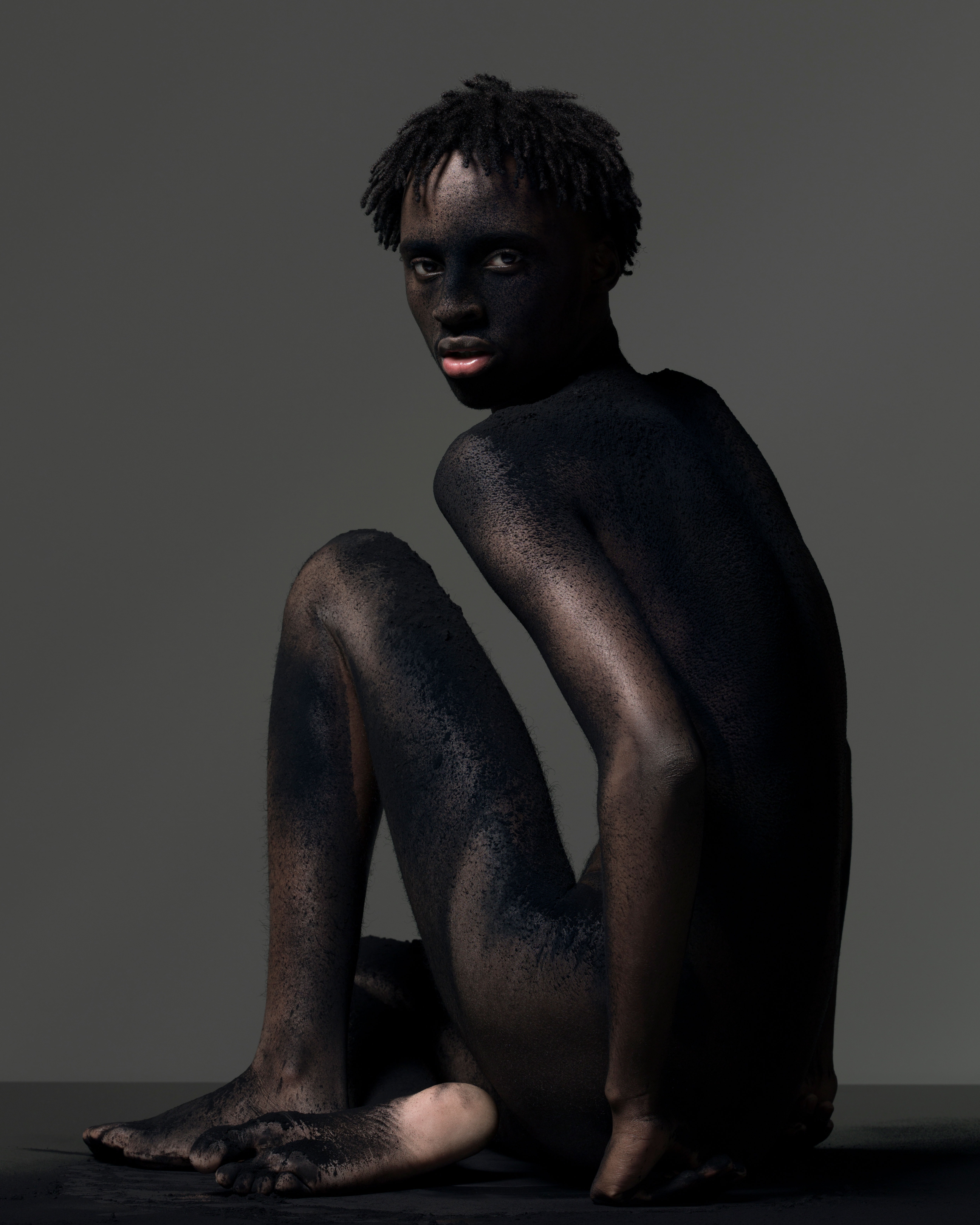 een naakte man onder het stof, uit de reeks 'UNcovered' van de Belgische fotograaf Pierre Debusschere