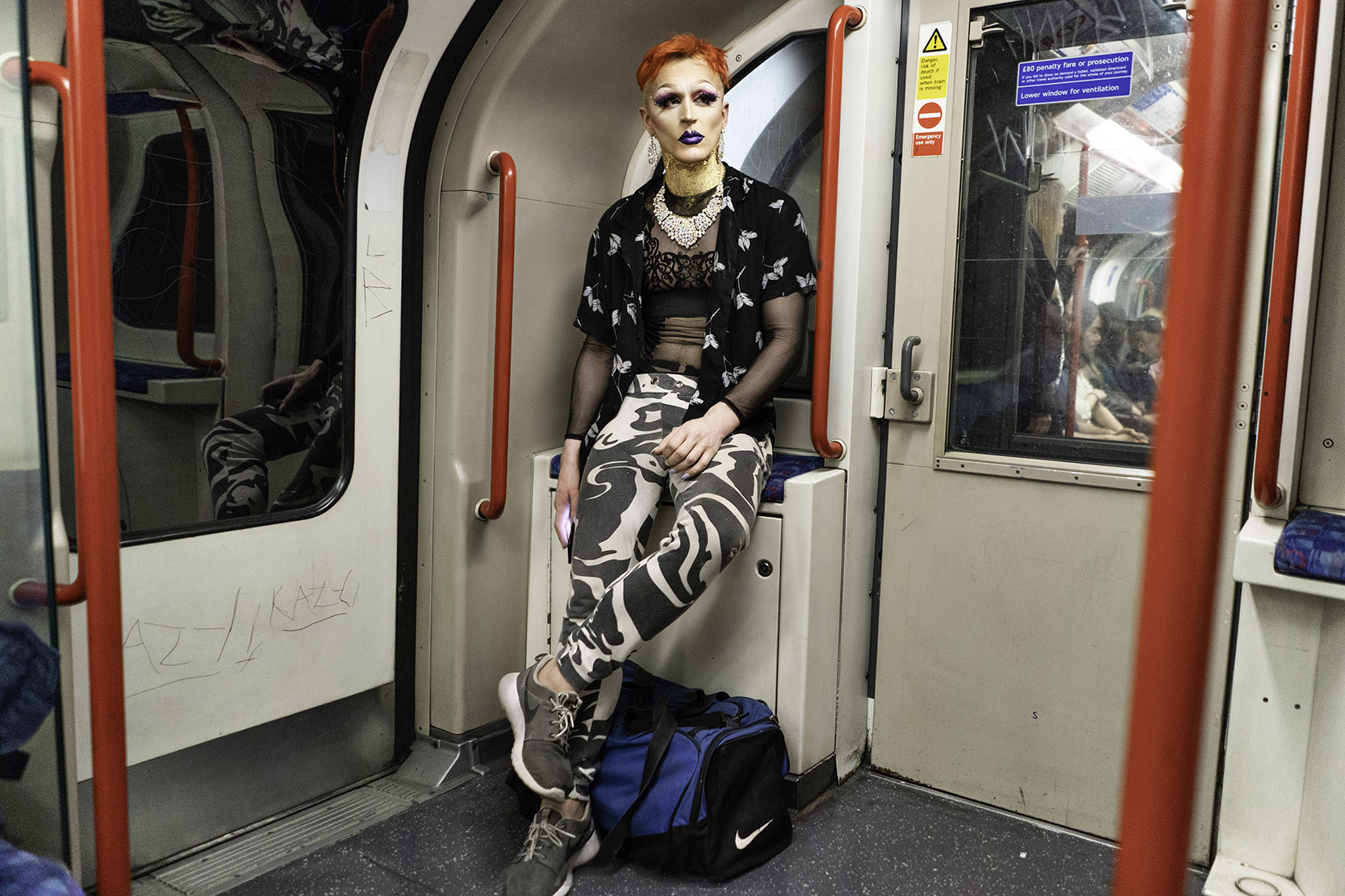 Thomas-Dhanens-Blush-Sink-the-Pink-londen-subway