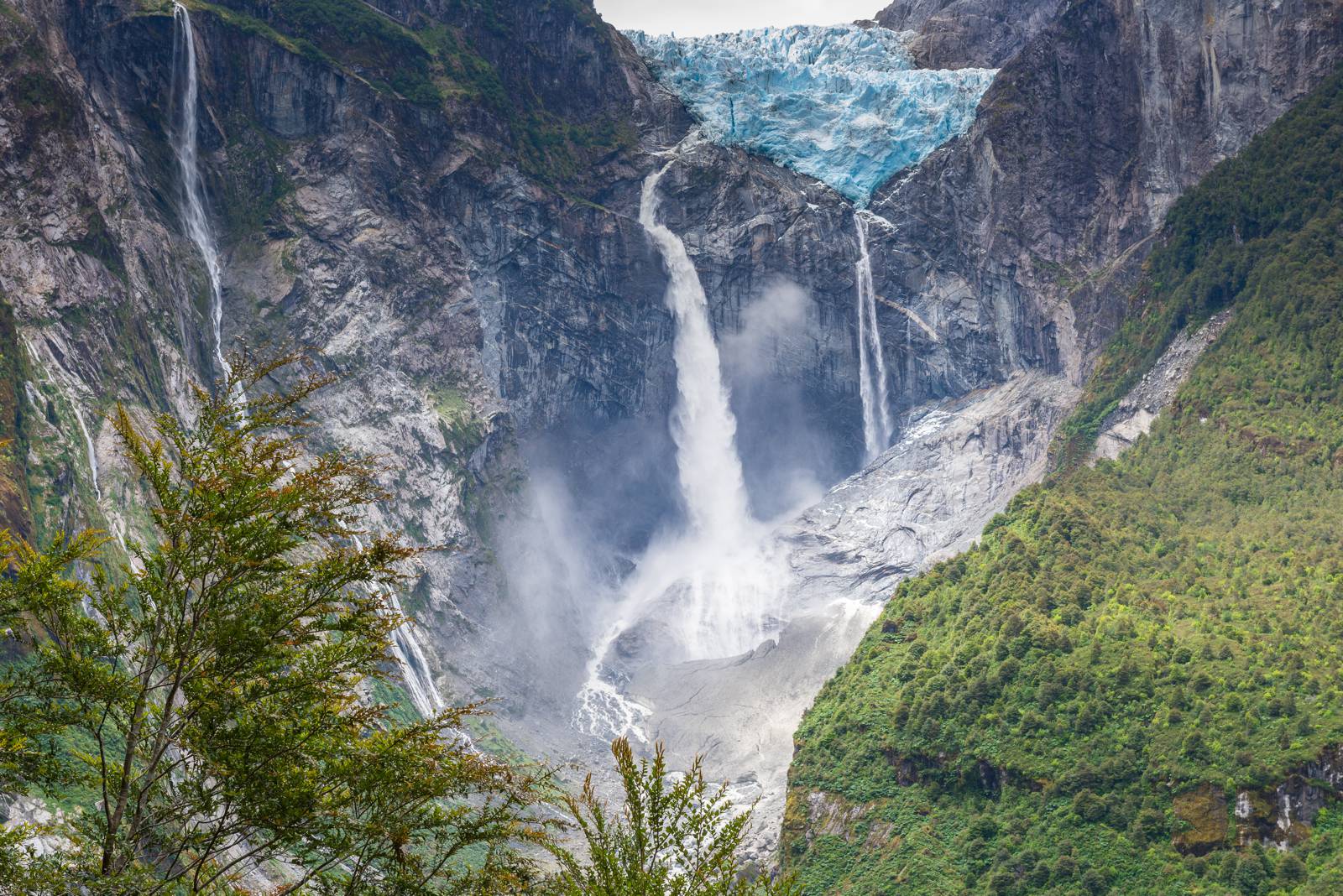 1538995054571-Hanging-Glacier-of-Queulat-National-Park-1