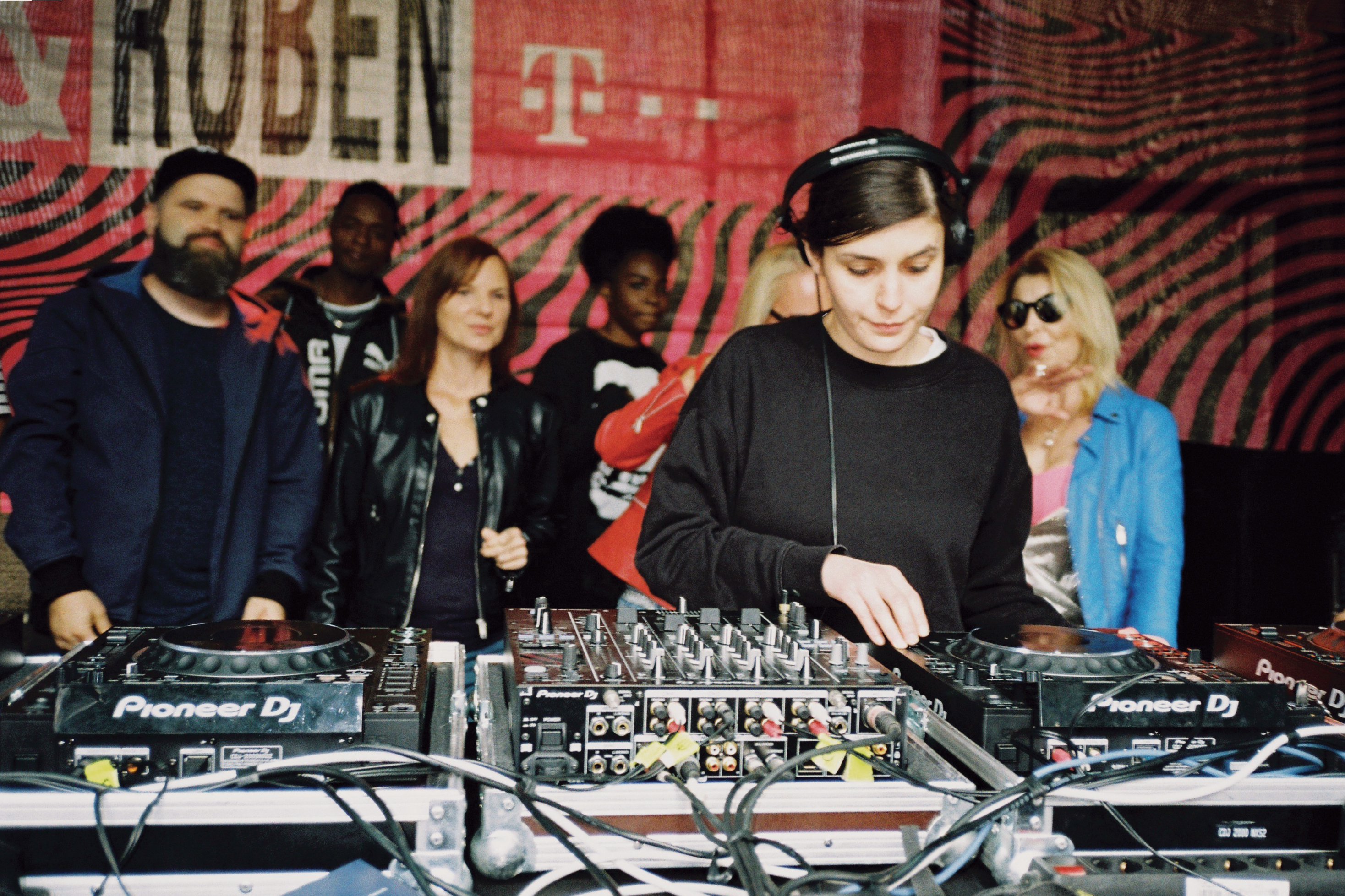 1539005740628-CuR-Party_analog_alle-10