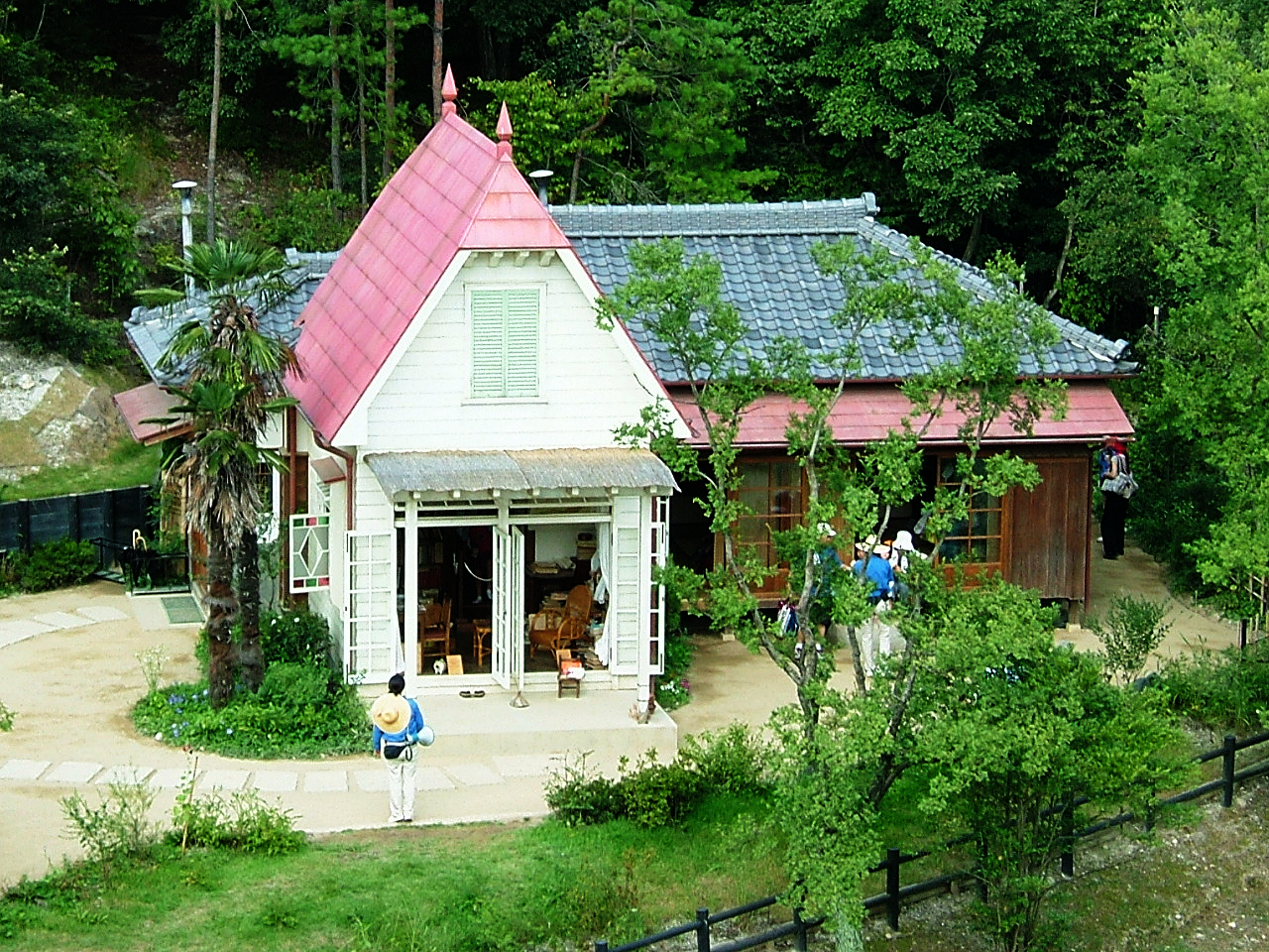 1539100685573-Satsuki_and_Meis_House_02