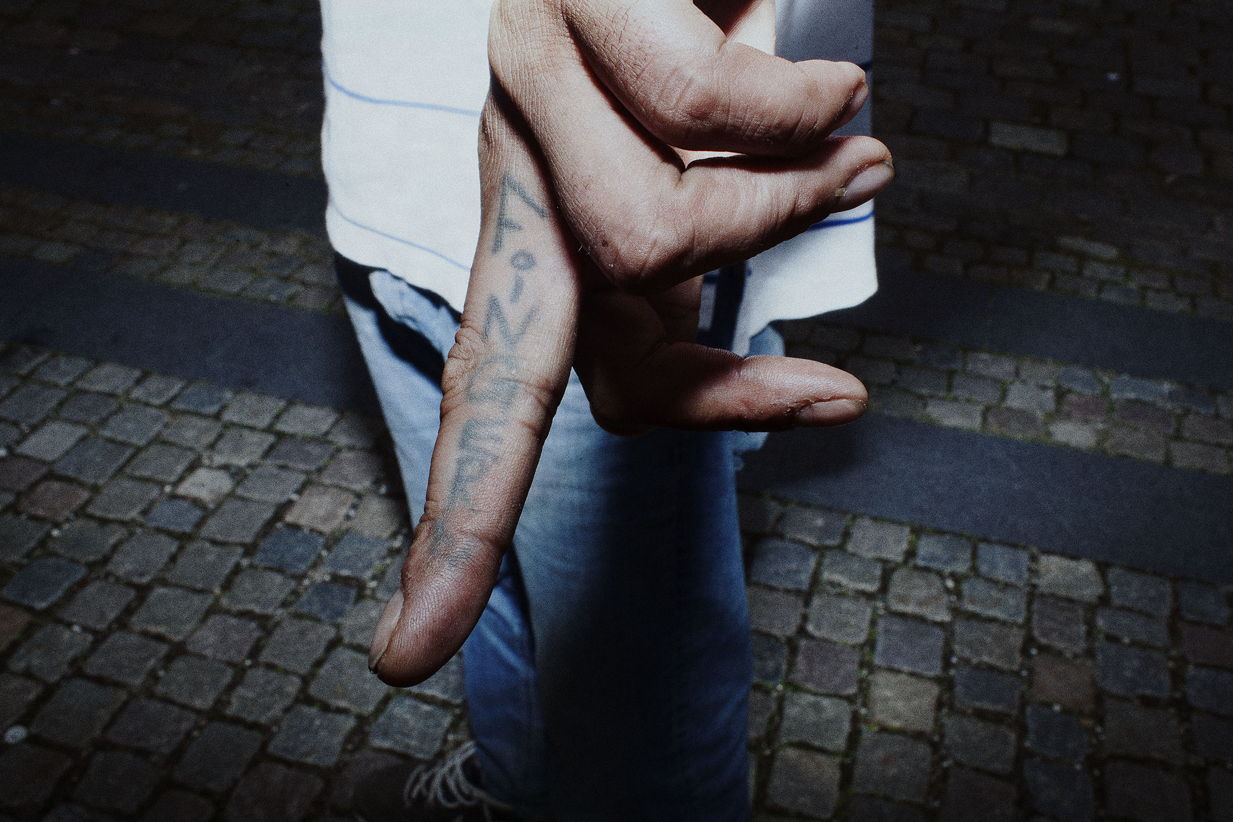 Paulo Kongsbirk viser sin første tatovering frem. “Finger”, står der på indersiden af hans langefinger. Han fik den som 27 årig, siden er der kommet flere tatoveringer til.