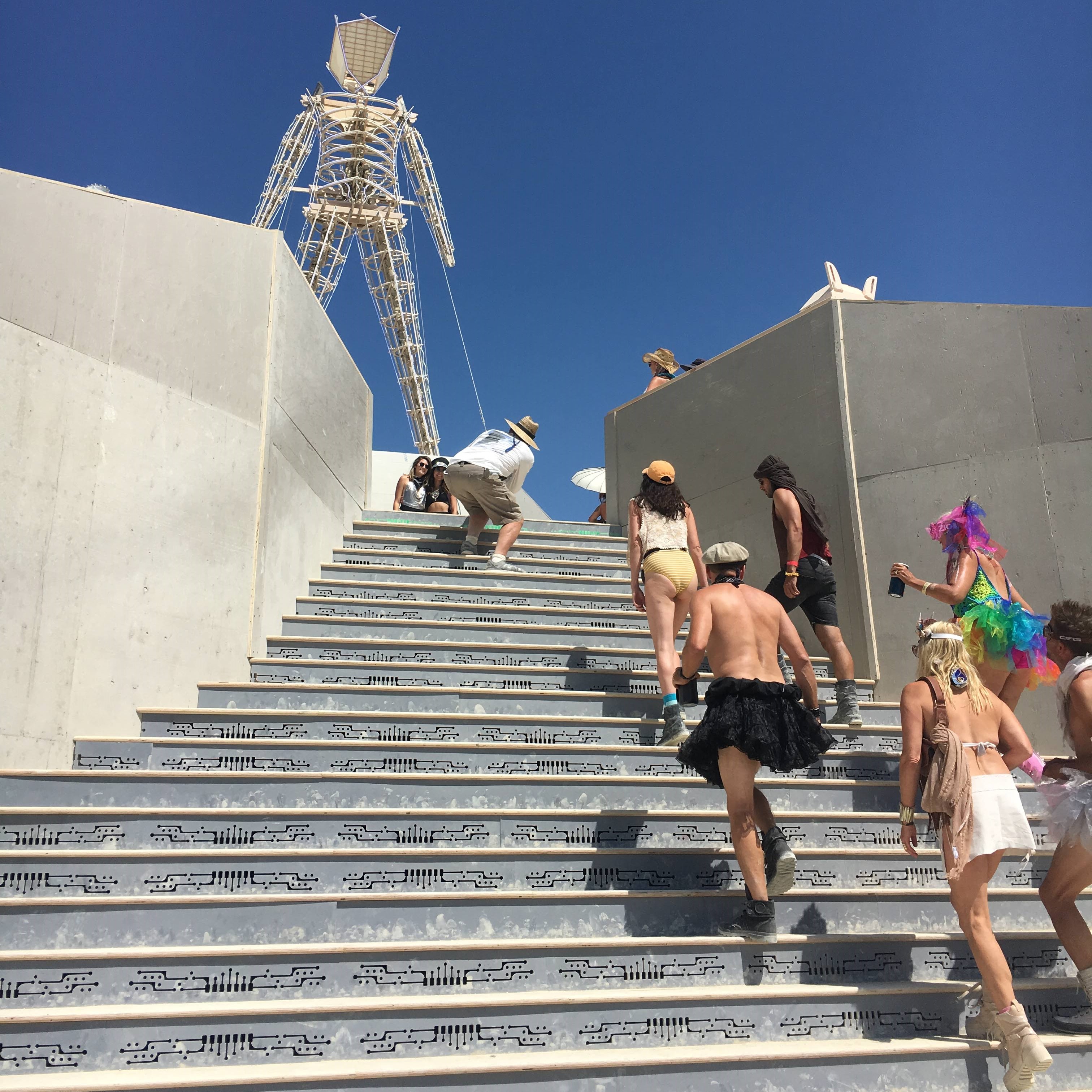 1539502782607-4-The-Man-sau-statuia-caruia-i-se-da-foc-la-final-de-festival