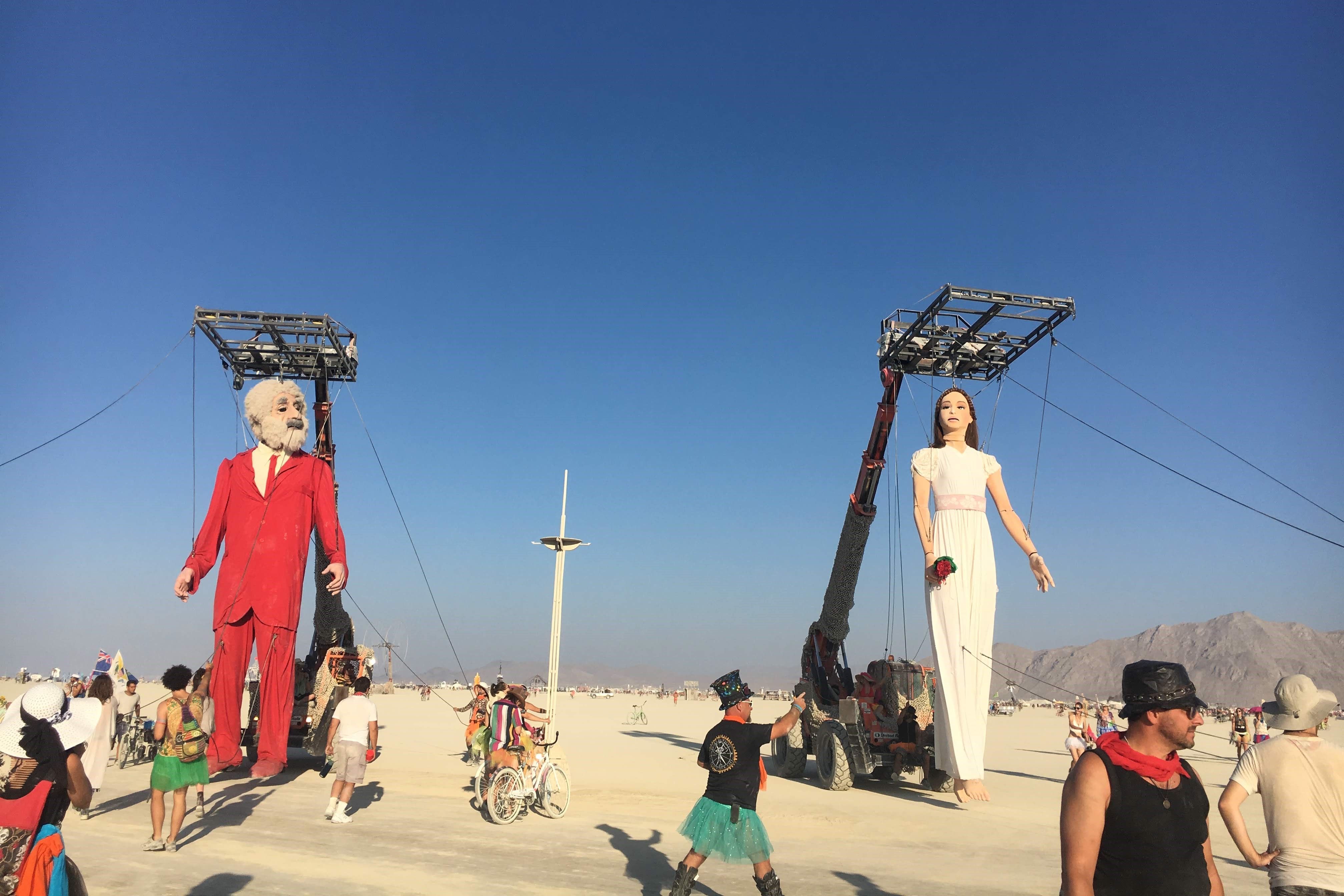 1539502868158-18-Cuplul-asta-e-adus-in-fiecare-an-la-festival-Danseaza-canta-si-merge-pe-playa-spre-incantarea-spectatorilor-Zilnic-poarta-haine-noi