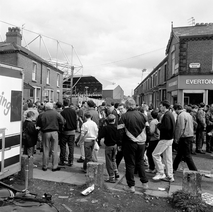 Bij Goodison Park.